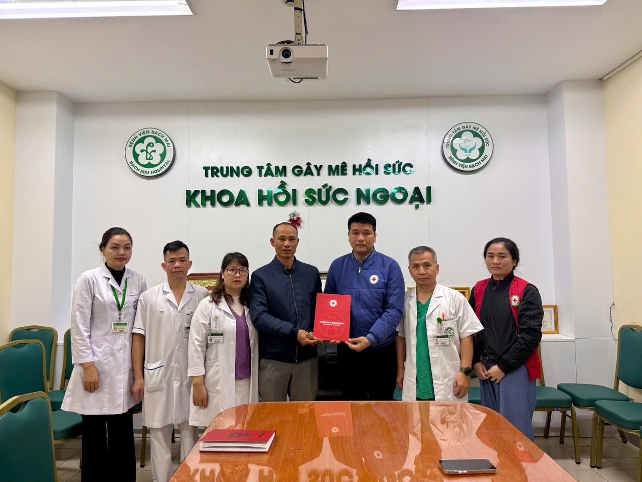 Hội Chữ thập đỏ Thành phố chia sẻ với các nạn nhân trong vụ tai nạn ở Lào Cai- Ảnh 2.