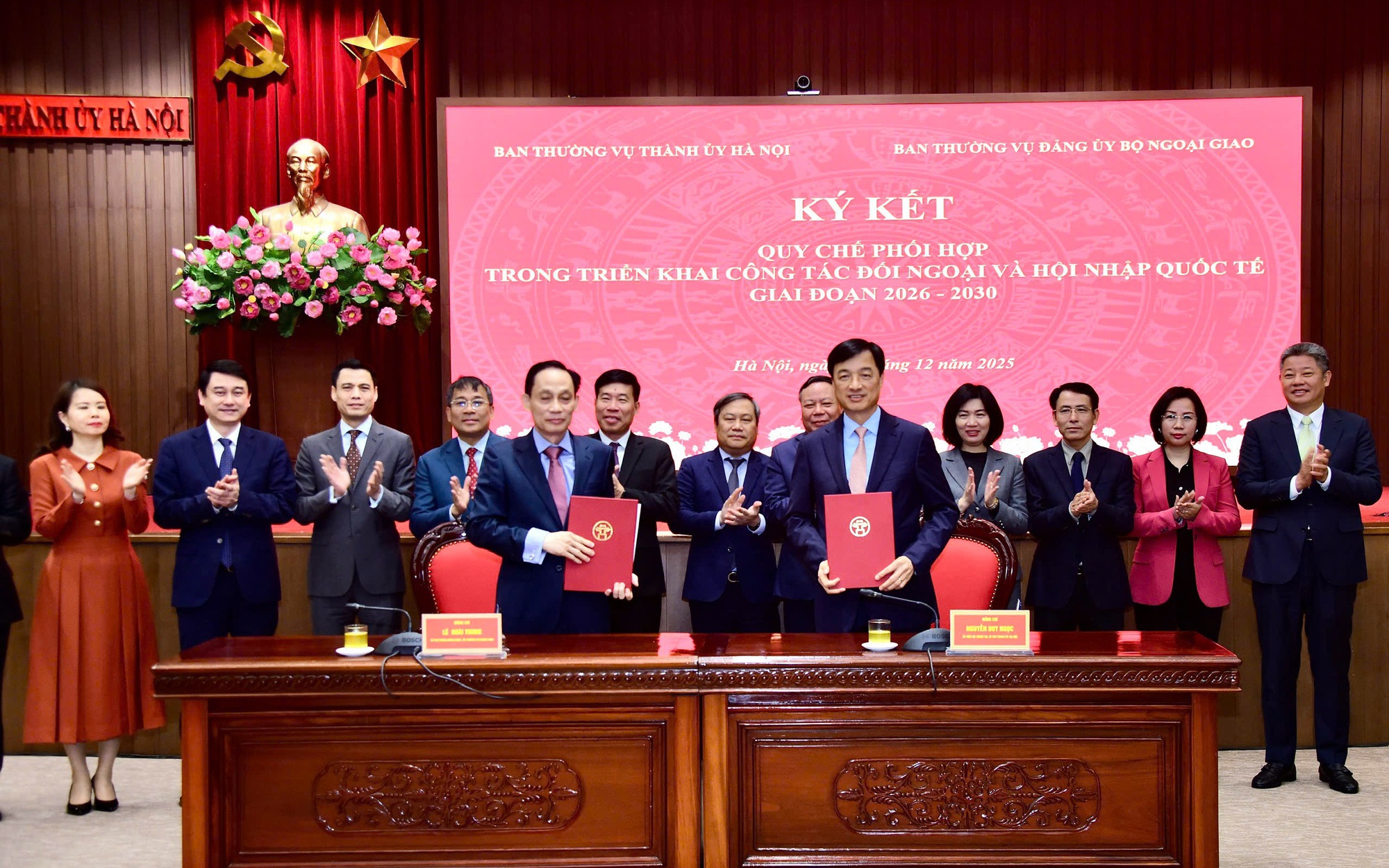 Ủy viên Bộ Chính trị, Bí thư Thành ủy Nguyễn Duy Ngọc và Bí thư Trung ương Đảng, Bộ Trưởng Bộ Ngoại giao Lê Hoài Trung ký kết quy chế phối hợp
