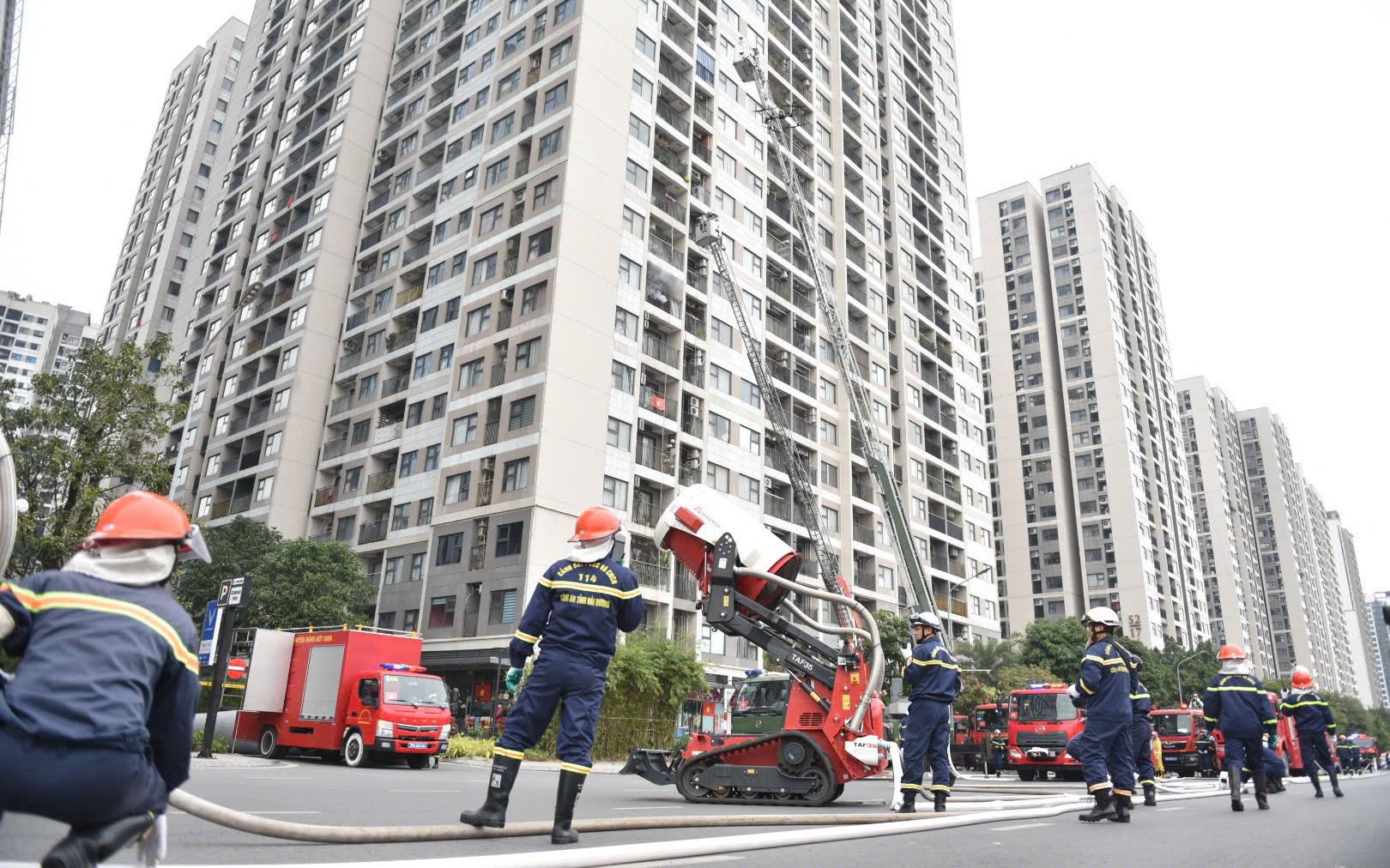 Sử dụng xe thang tiếp cận các tầng cao của công trình