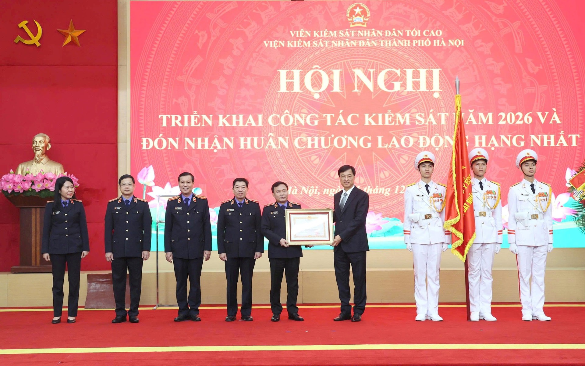 Bí thư Thành ủy Hà Nội Nguyễn Duy Ngọc trao tặng Huân chương Lao động hạng Nhất cho Viện KSND thành phố Hà Nội