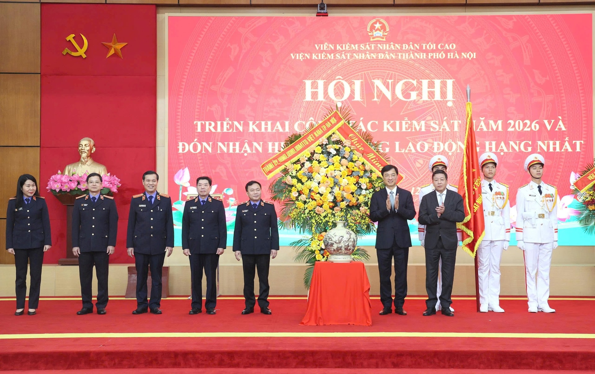 Hanoi People's Procuracy awarded first-class labor order- Ảnh 3.