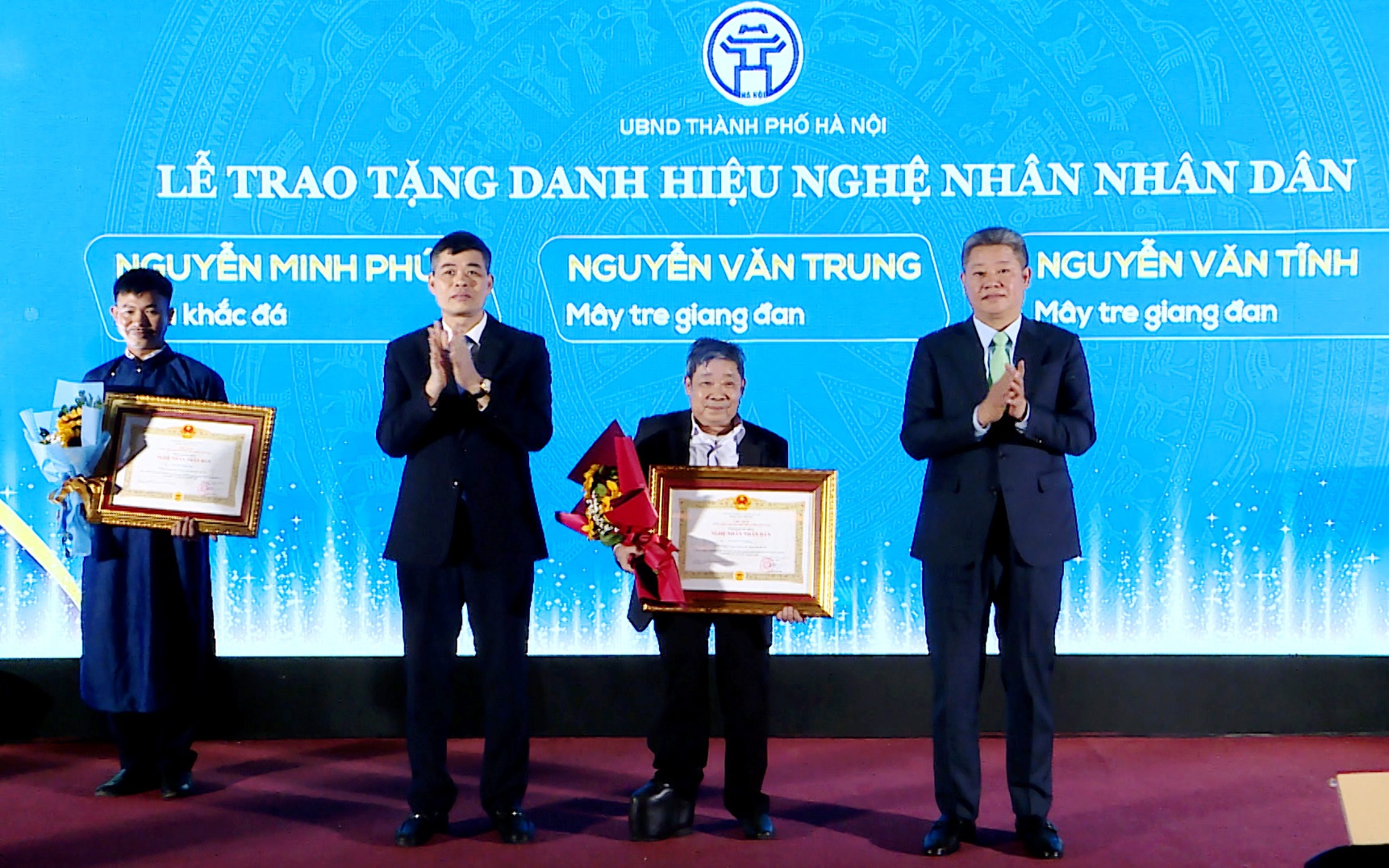 Phó Chủ tịch UBND Thành phố Nguyễn Mạnh Quyền trao tặng danh hiệu Nghệ nhân Nhân dân cho ông Nguyễn Văn Trung - Nghề Mây tre giang đan