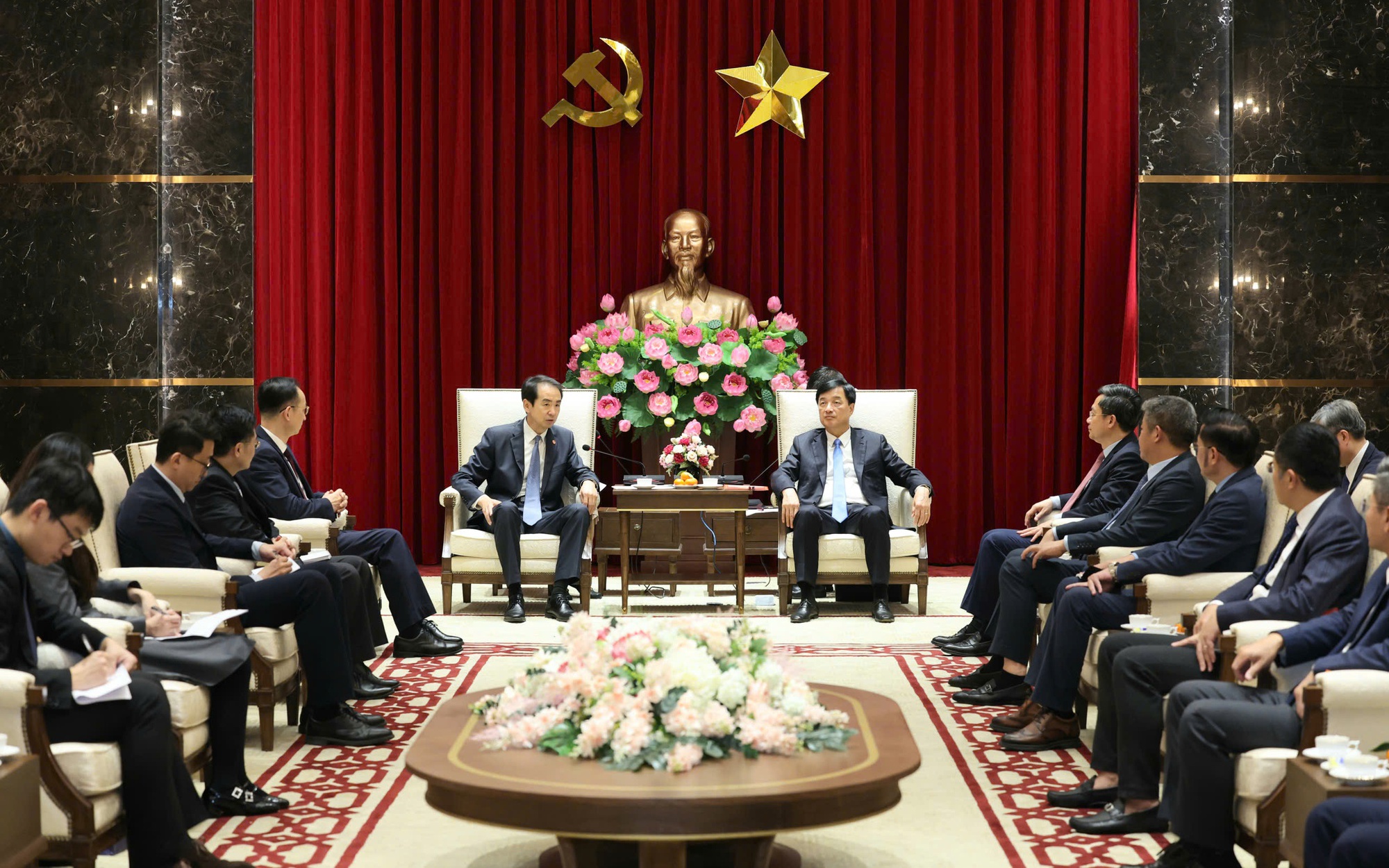 Các đại biểu tham dự buổi làm việc