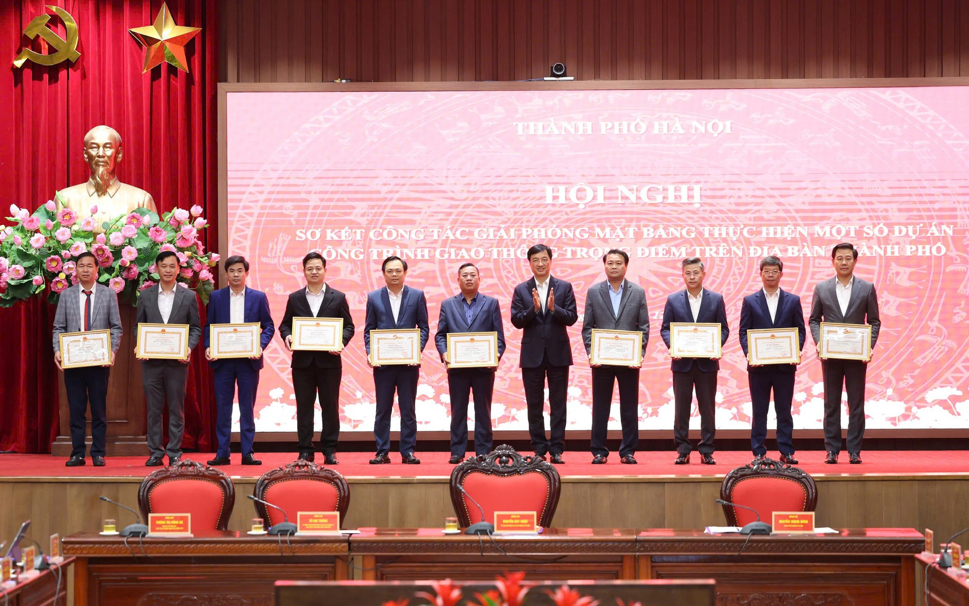 Bí thư Thành ủy Nguyễn Duy Ngọc trao Bằng khen cho các tập thể có thành tích xuất sắc