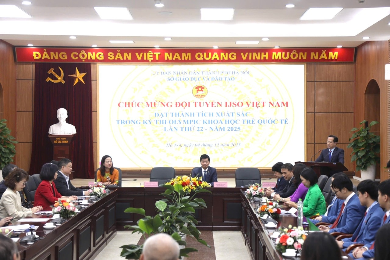 Hanoi honors the 2025 International Junior Science Olympiad Team- Ảnh 1.