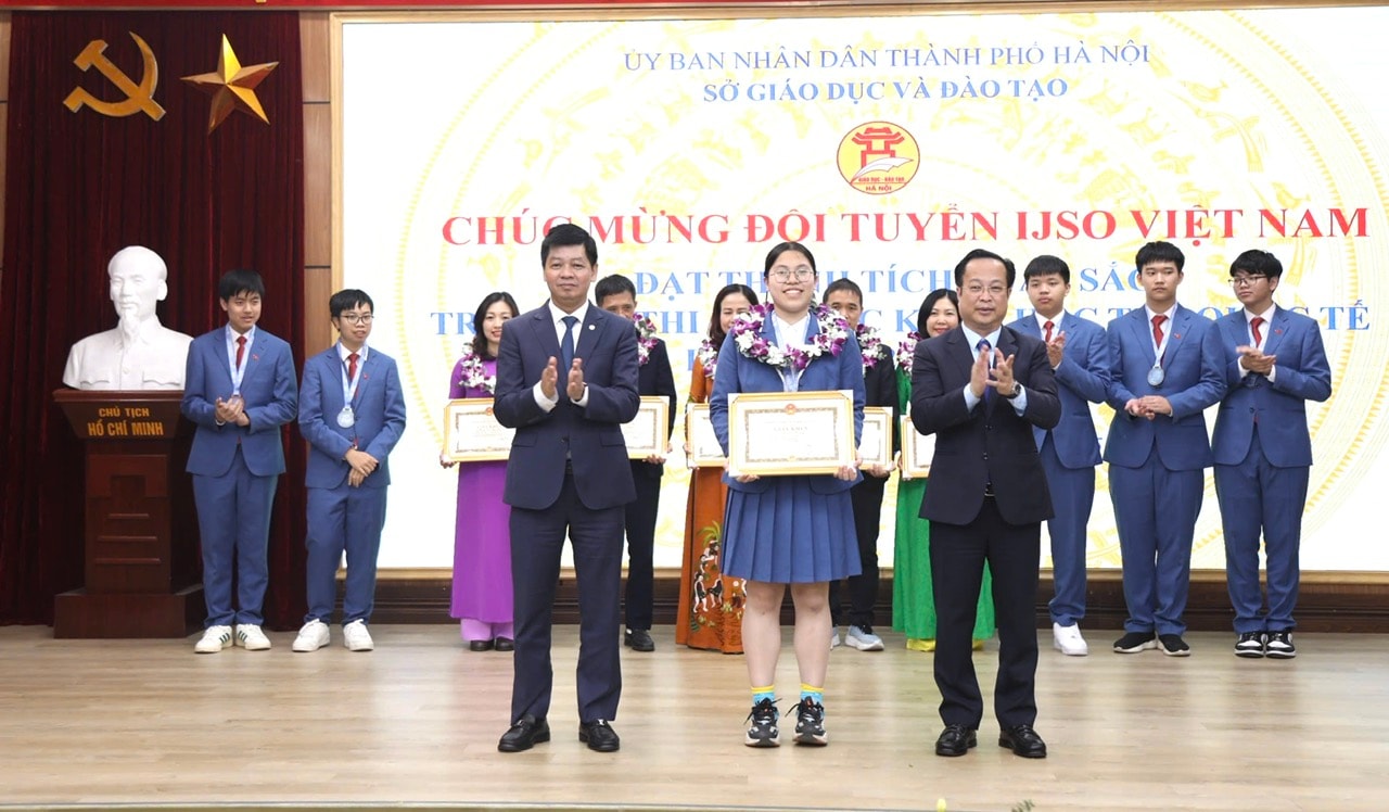 Hanoi honors the 2025 International Junior Science Olympiad Team- Ảnh 2.