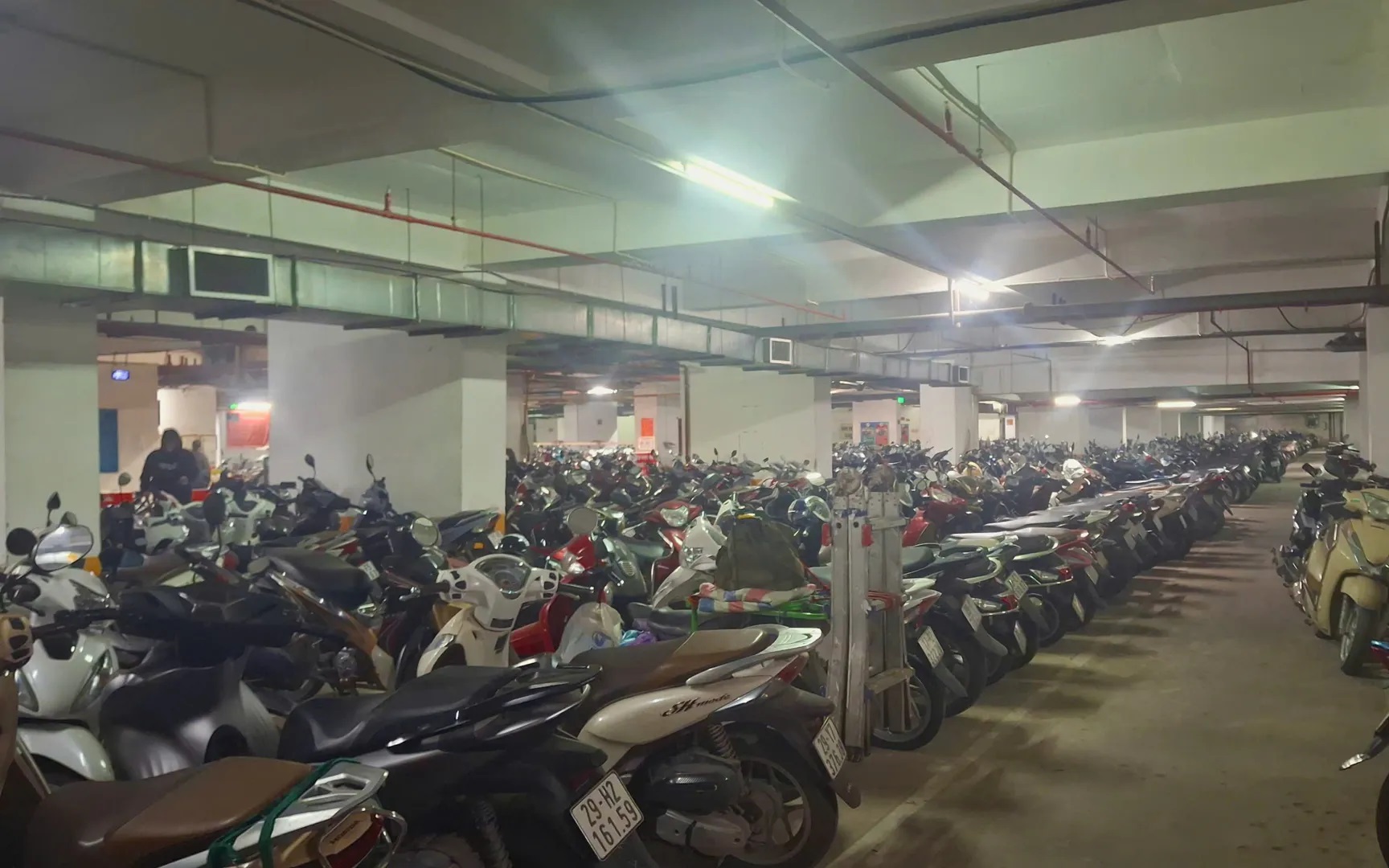 ຊັ້ນໃຕ້ດິນບ່ອນຈອດລົດຂອງຫ້ອງແຖວ HH Linh Dam Hầm gửi xe tổ hợp chung cư HH Linh Đàm