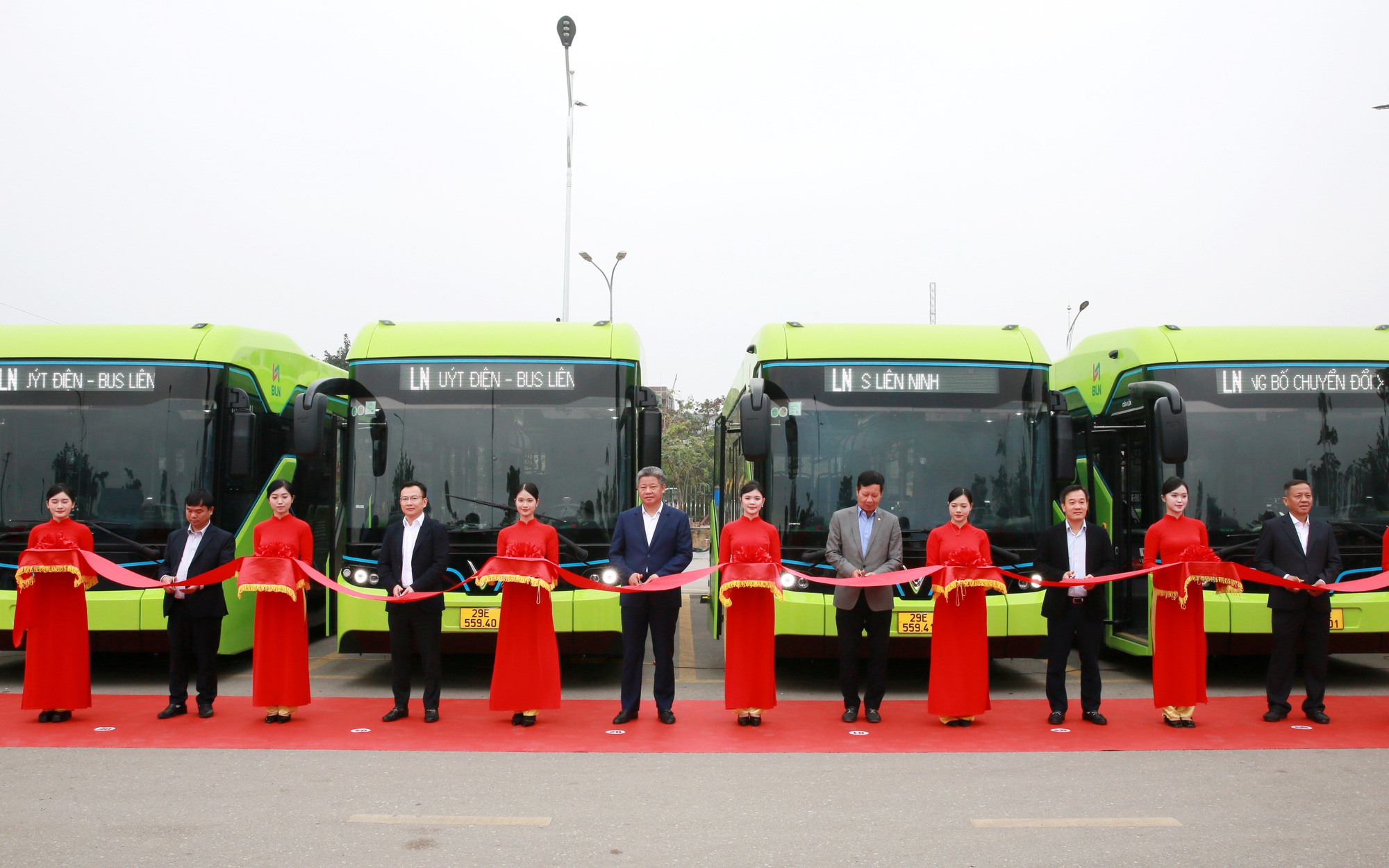 Các đại biểu cắt băng khai trương sự kiện