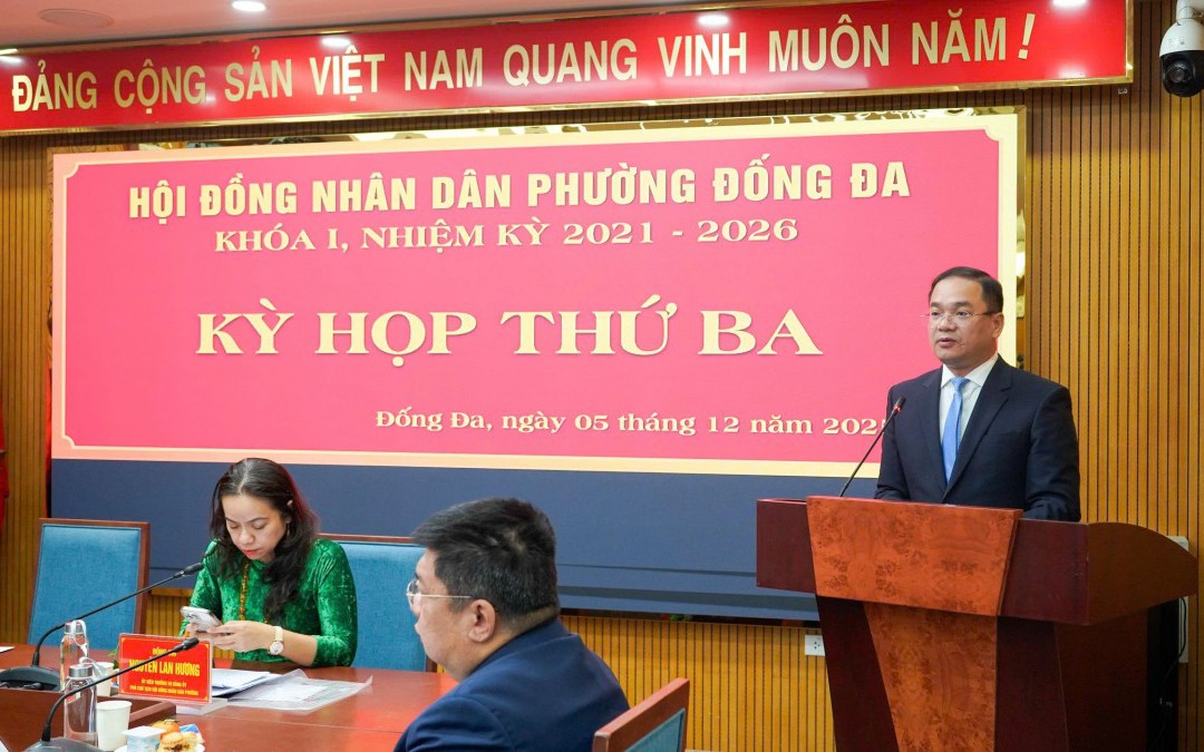 Đồng chí Nguyễn Ngọc Việt, Thành ủy viên, Bí thư Đảng ủy, Chủ tịch HĐND phường Đống Đa phát biểu tại kỳ họp.