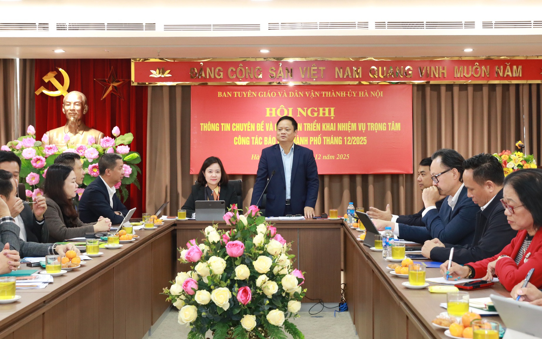 Các đại biểu dự Hội nghị thông tin chuyên đề và giao ban triển khai nhiệm vụ trọng tâm công tác báo chí thành phố Tháng 12/2025