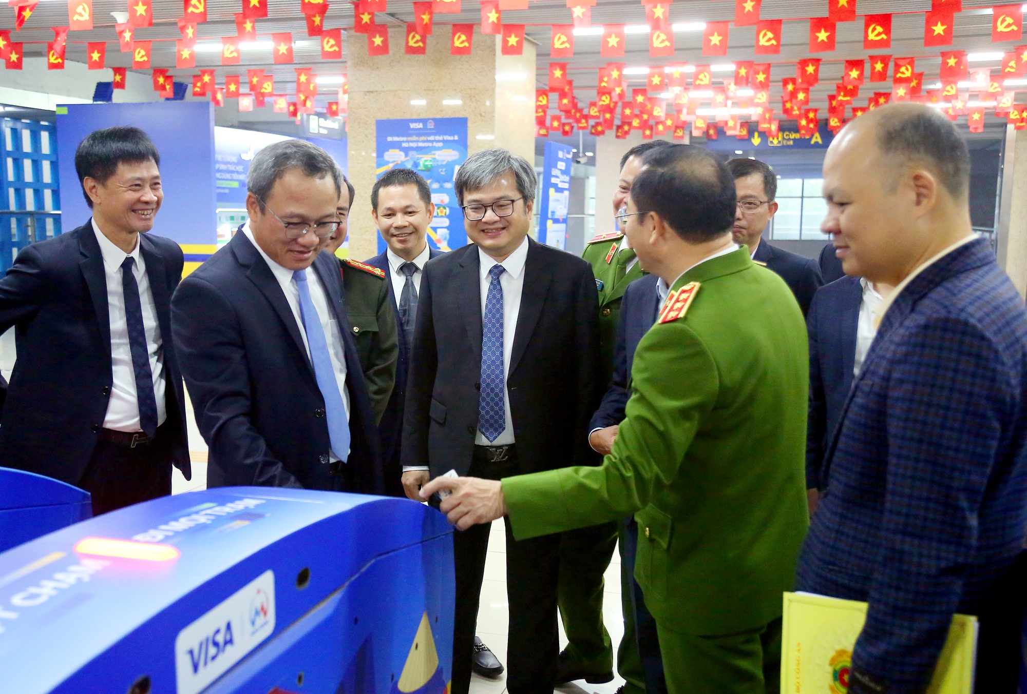 Chính thức áp dụng hệ thống kiểm soát vé tư động trên tuyến metro Cát Linh - Hà Đông