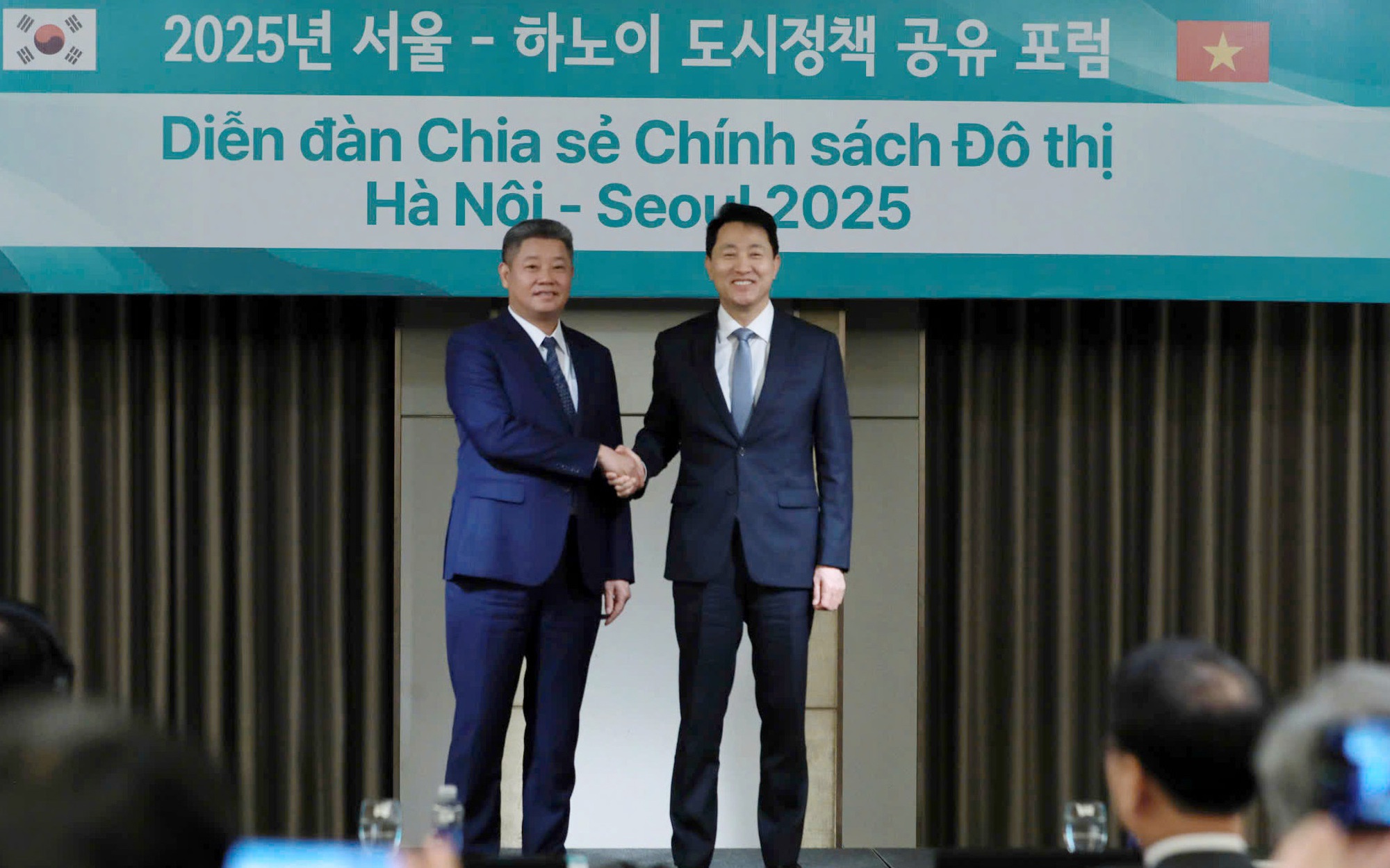 Phó Chủ tịch UBND thành phố Hà Nội Nguyễn Mạnh Quyền bắt tay Thị trưởng thành phố Seoul Oh Se-hoon