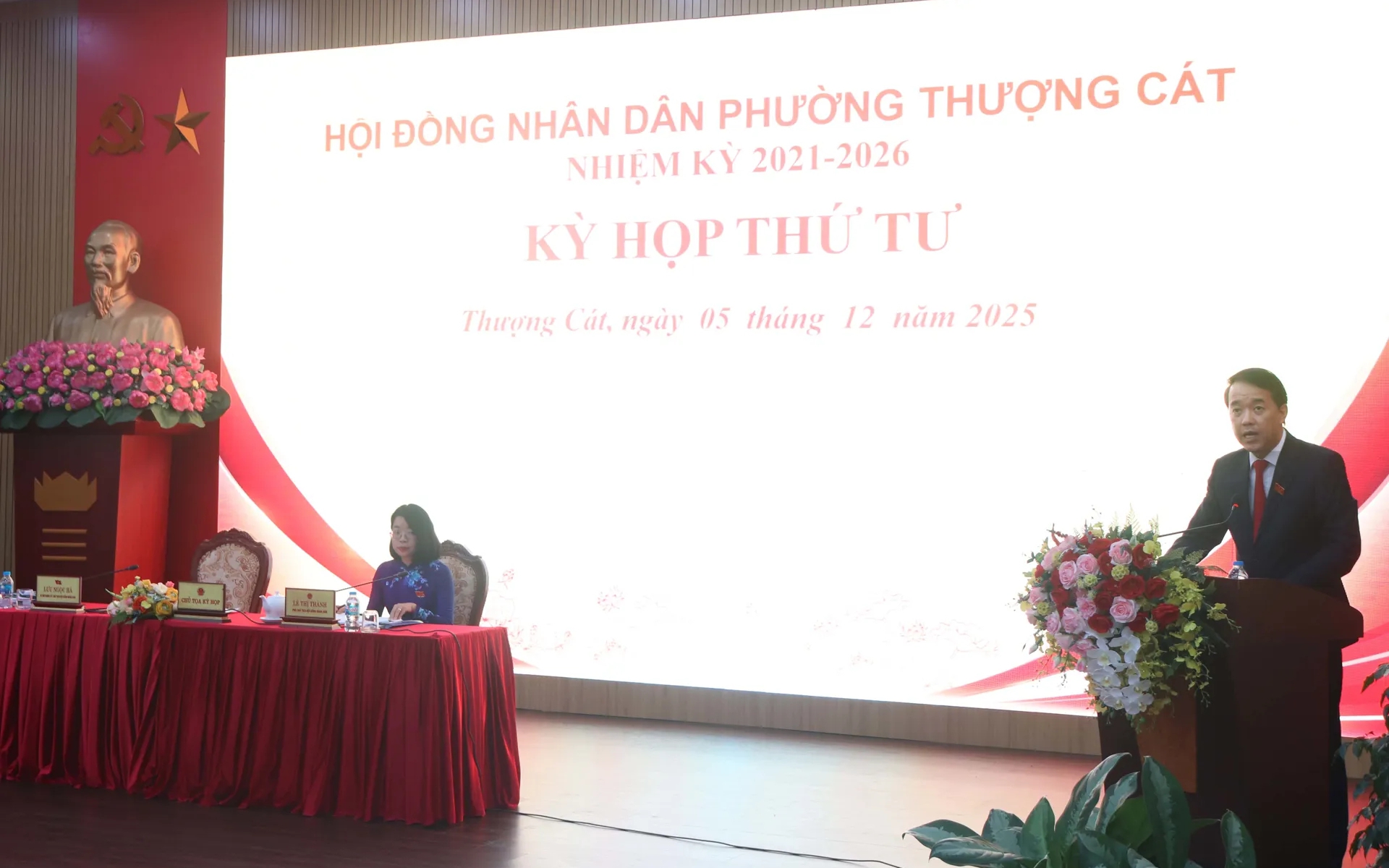Sekretaris Partai, Ketua Dewan Rakyat Distrik Thuong Cat, Luu Ngoc Ha, memberikan pidato pada pertemuan tersebut. Bí thư Đảng ủy, Chủ tịch HĐND phường Thượng Cát Lưu Ngọc Hà phát biểu tại kỳ họp