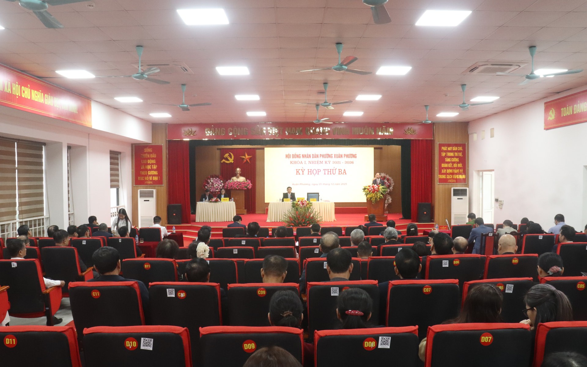 Quang cảnh kỳ họp