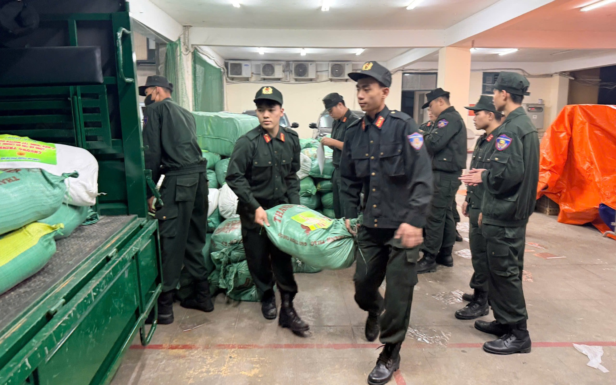 Các chiến sỹ Công an Thủ đô chuyển hàng hóa thiết yếu gửi đến bà con vùng lũ Miền Trung, Tây Nguyên