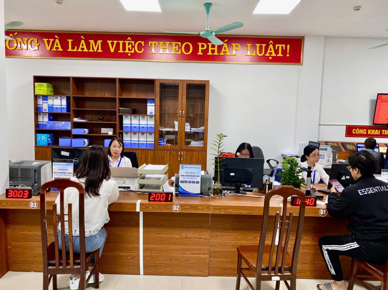 PHƯỜNG YÊN HÒA THỰC HIỆN PHÂN CẤP, ỦY QUYỀN GẮN VỚI THỦ TỤC HÀNH CHÍNH VÀ CHUYỂN ĐỔI SỐ- Ảnh 1.