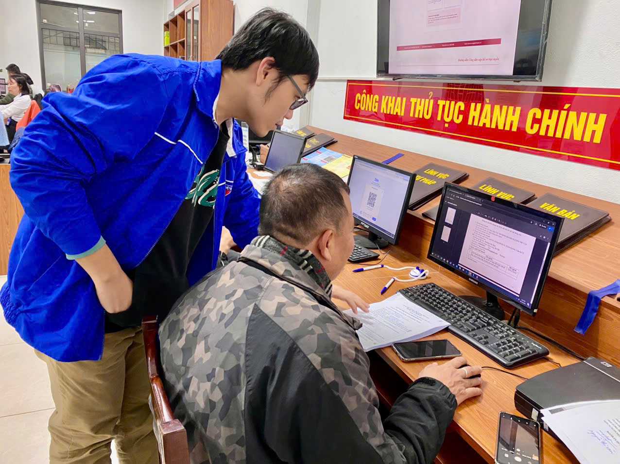 PHƯỜNG YÊN HÒA THỰC HIỆN PHÂN CẤP, ỦY QUYỀN GẮN VỚI THỦ TỤC HÀNH CHÍNH VÀ CHUYỂN ĐỔI SỐ- Ảnh 2.