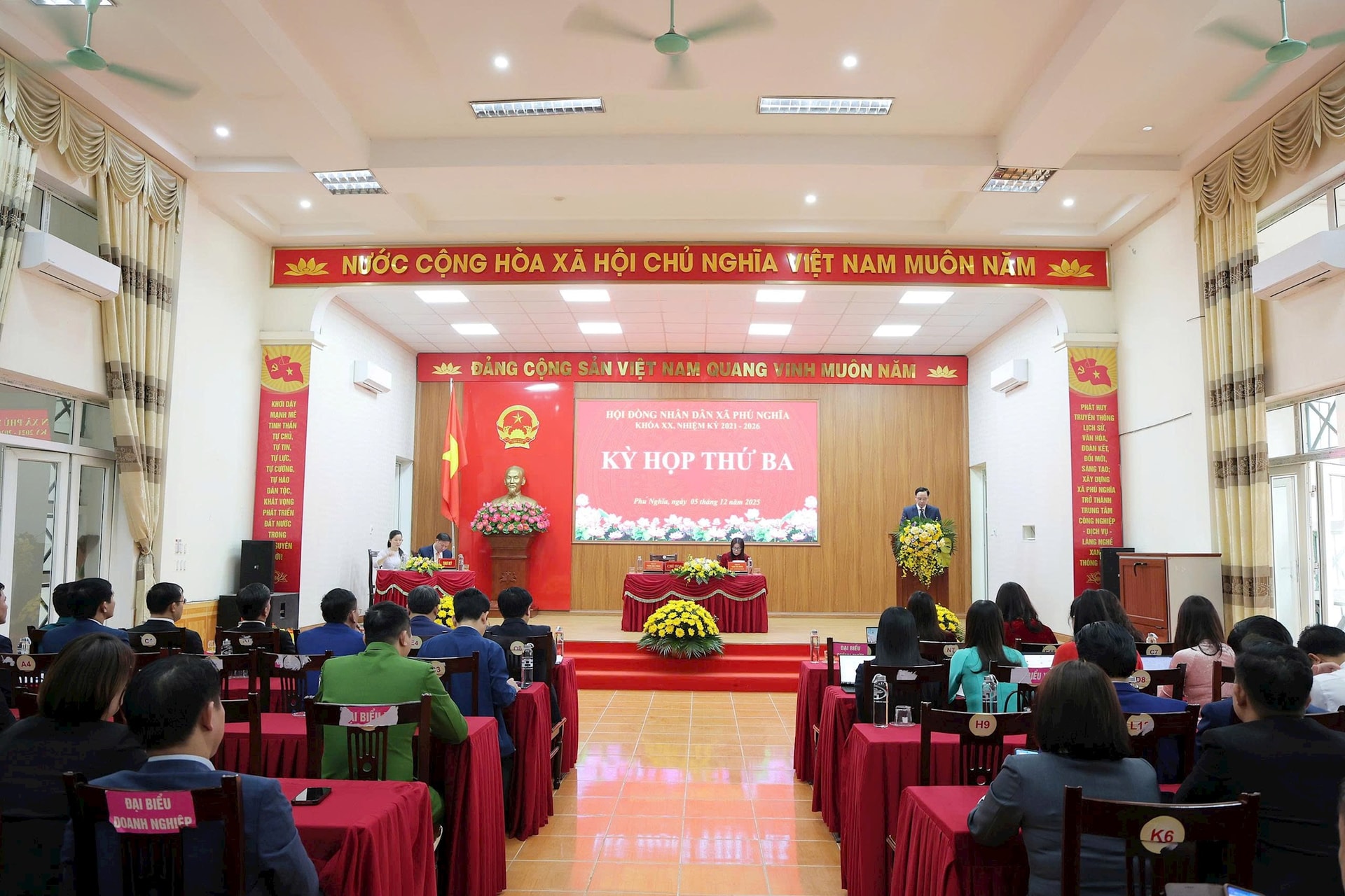 Народный совет коммуны Фу Нгиа обсудил, рассмотрел и одобрил 5 важных резолюций - Фото 1. HĐND xã Phú Nghĩa thảo luận, xem xét, thông qua 5 nghị quyết quan trọng- Ảnh 1.