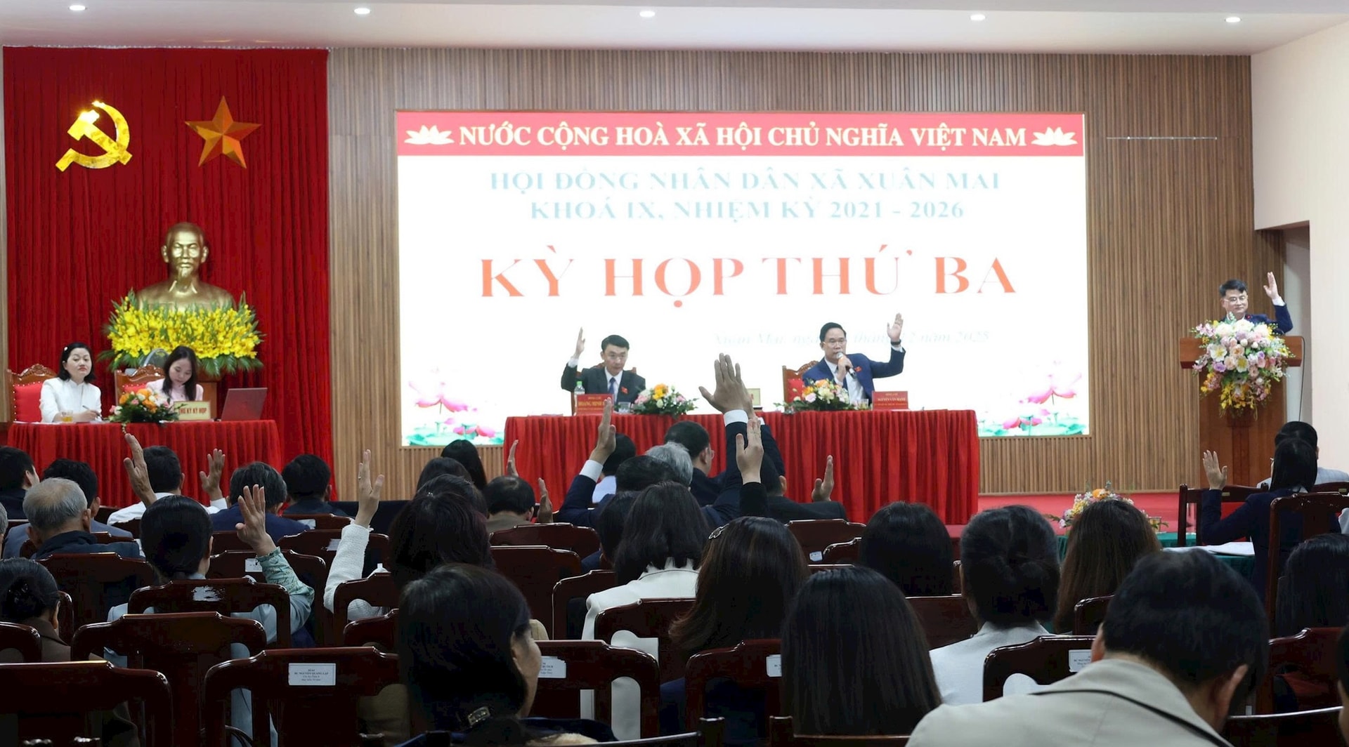 ສະພາປະຊາຊົນຕາແສງຊວຽນມາໄດ້ຜ່ານຫຼາຍມະຕິສຳຄັນ - ຮູບທີ 4. HĐND xã Xuân Mai thông qua nhiều nghị quyết quan trọng- Ảnh 4.