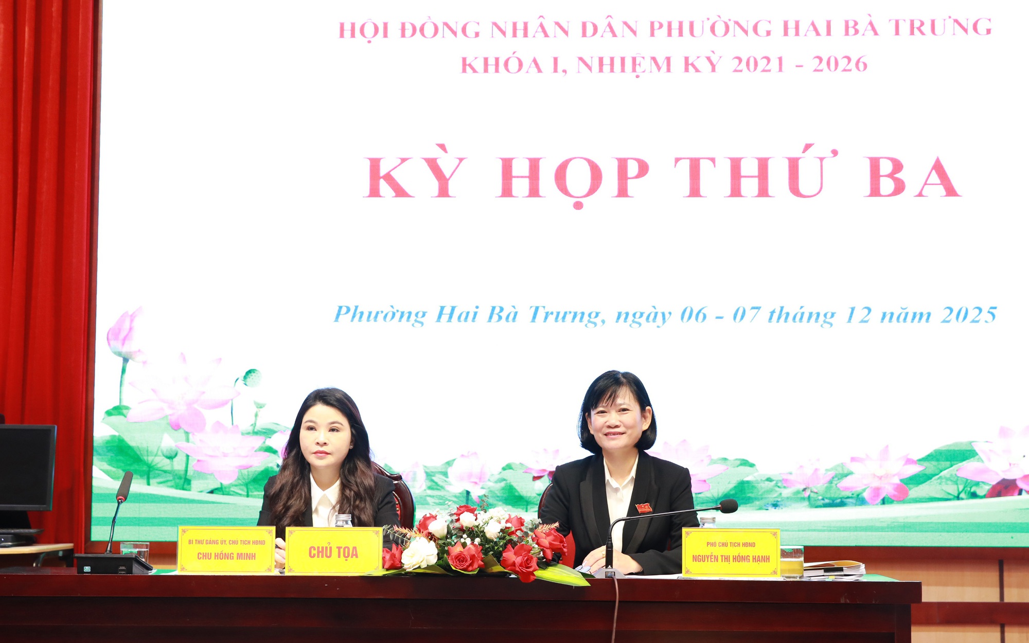 ថ្នាក់ដឹកនាំវួដ Hai Ba Trung បានធ្វើជាអធិបតីសម័យប្រជុំលើកទី៣ នៃក្រុមប្រឹក្សាប្រជាជន។ Các đồng chí lãnh đạo phường Hai Bà Trưng chủ trì kỳ họp HĐND lần thứ ba