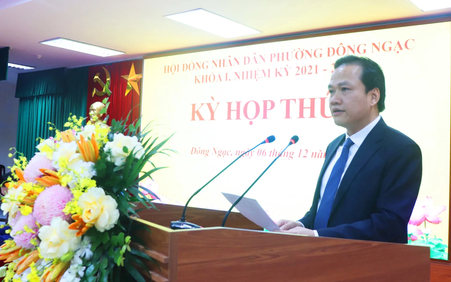 Party Secretary, Chairman of Dong Ngac Ward People's Council Ngo Van Nam spoke at the meeting Bí thư Đảng ủy, Chủ tịch HĐND phường Đông Ngạc Ngô Văn Nam phát biểu tại kỳ họp