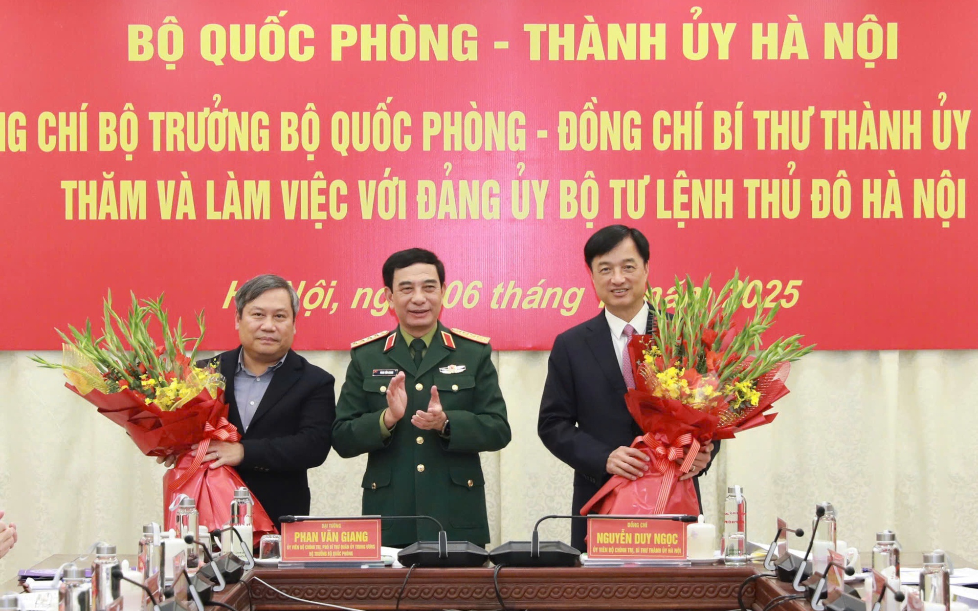 Bộ trưởng Bộ Quốc phòng Phan Văn Giang tặng hoa chúc mừng đồng chí Bí thư Thành ủy Hà Nội Nguyễn Duy Ngọc và  Chủ tịch UBND Thành phố Hà Nội Vũ Đại Thắng