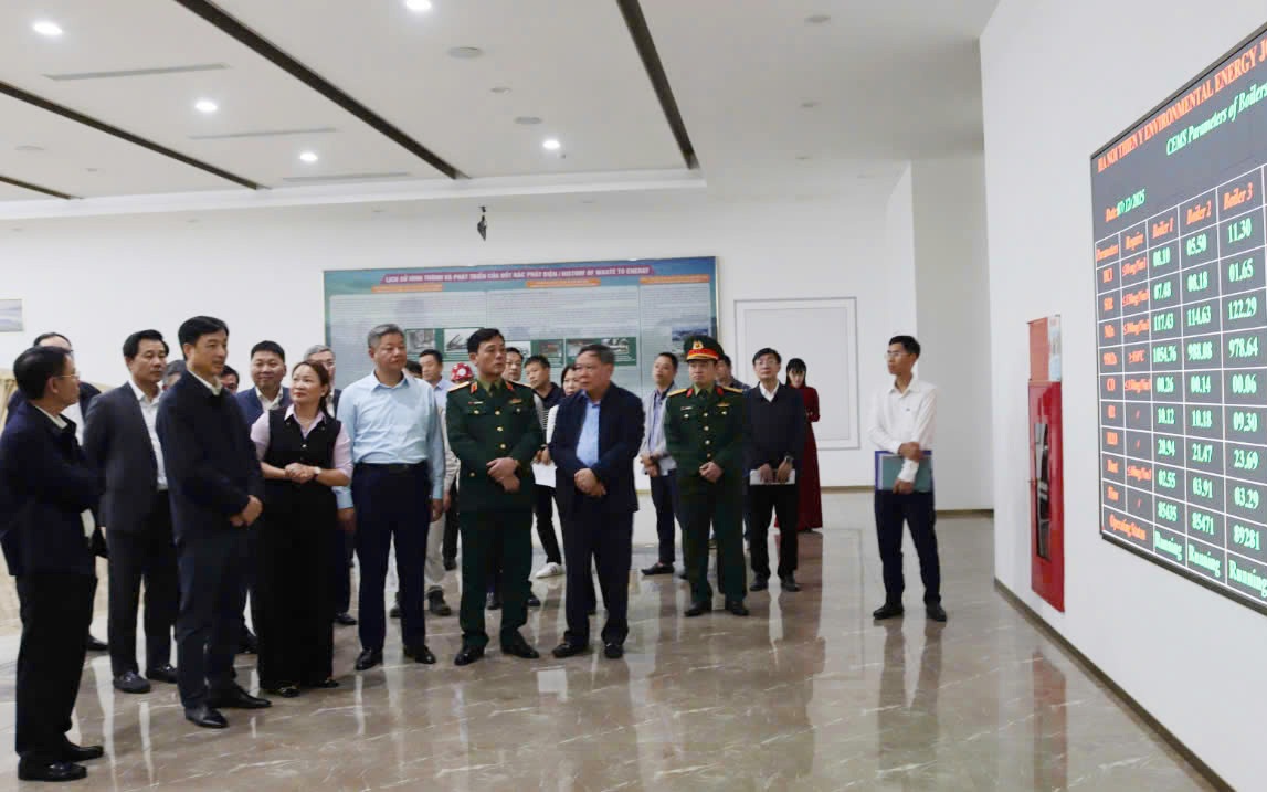 Bí thư Thành ủy Hà Nội Nguyễn Duy Ngọc và đoàn công tác tham quan Nhà máy điện rác Sóc Sơn