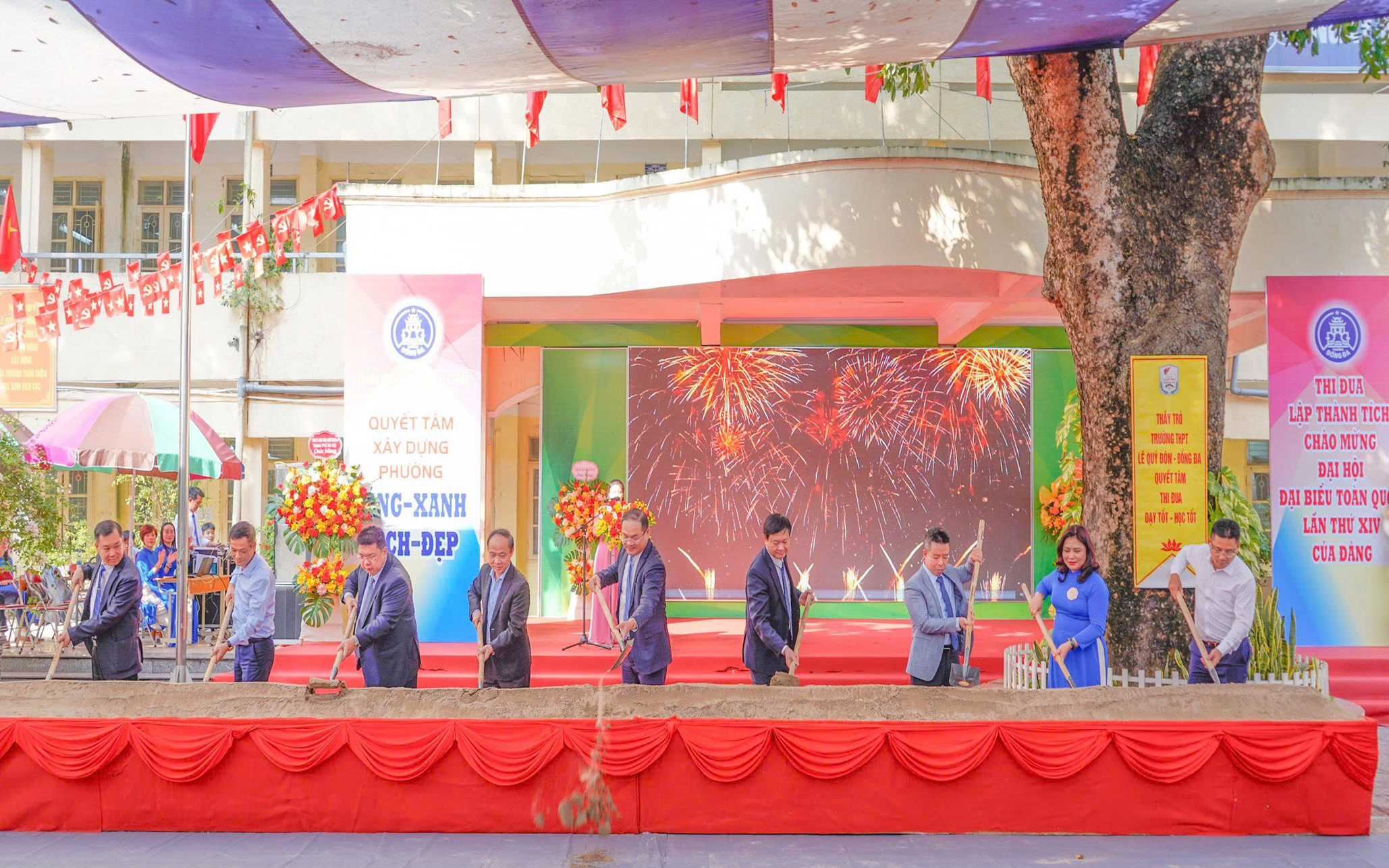 Các đại biểu thực hiện nghi thức khởi công xây dựng công trình Trường THPT Lê Quý Đôn.