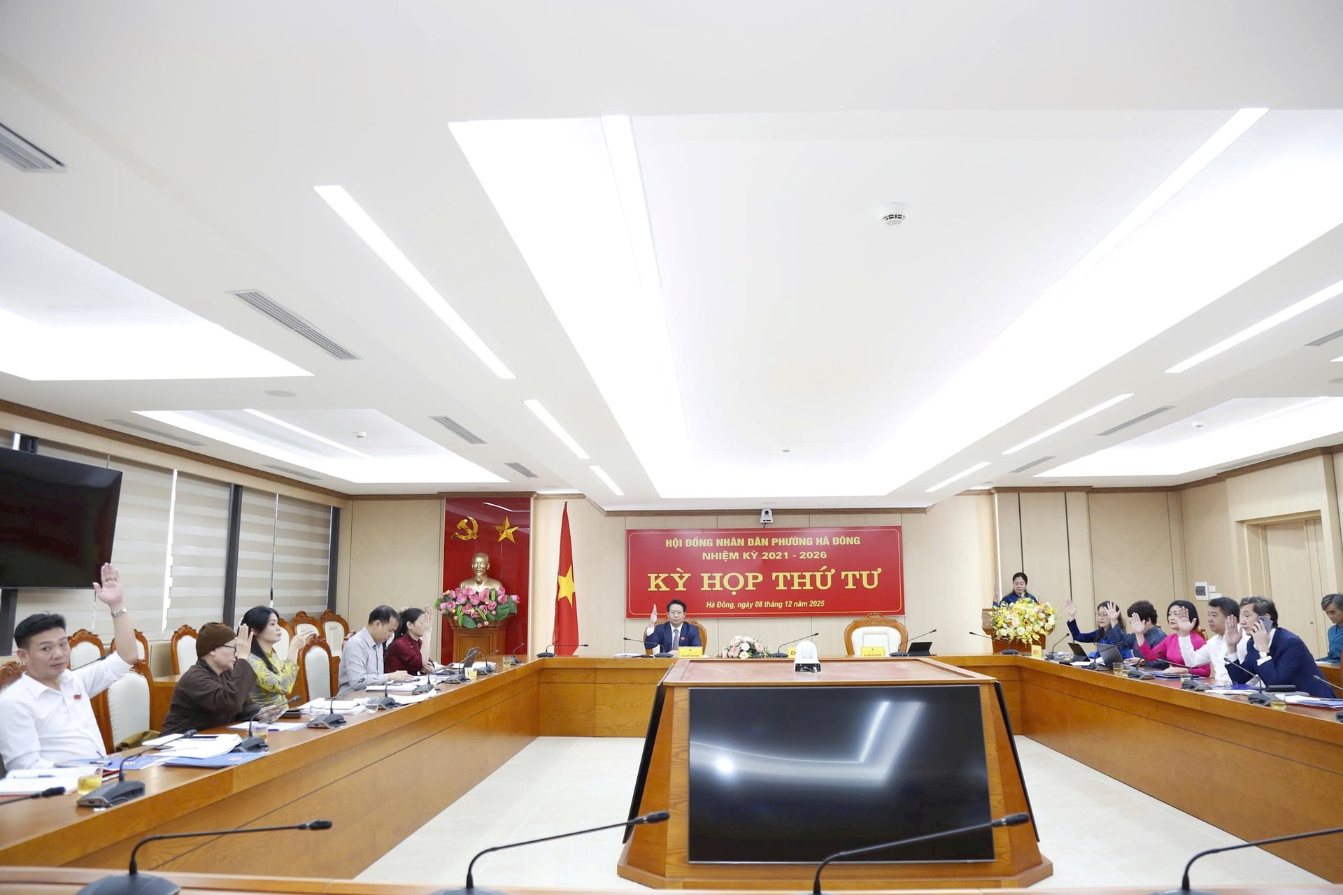 Der Volksrat des Bezirks Ha Dong hat 5 wichtige Resolutionen verabschiedet - Foto 2. HĐND phường Hà Đông thông qua 5 nghị quyết quan trọng- Ảnh 2.