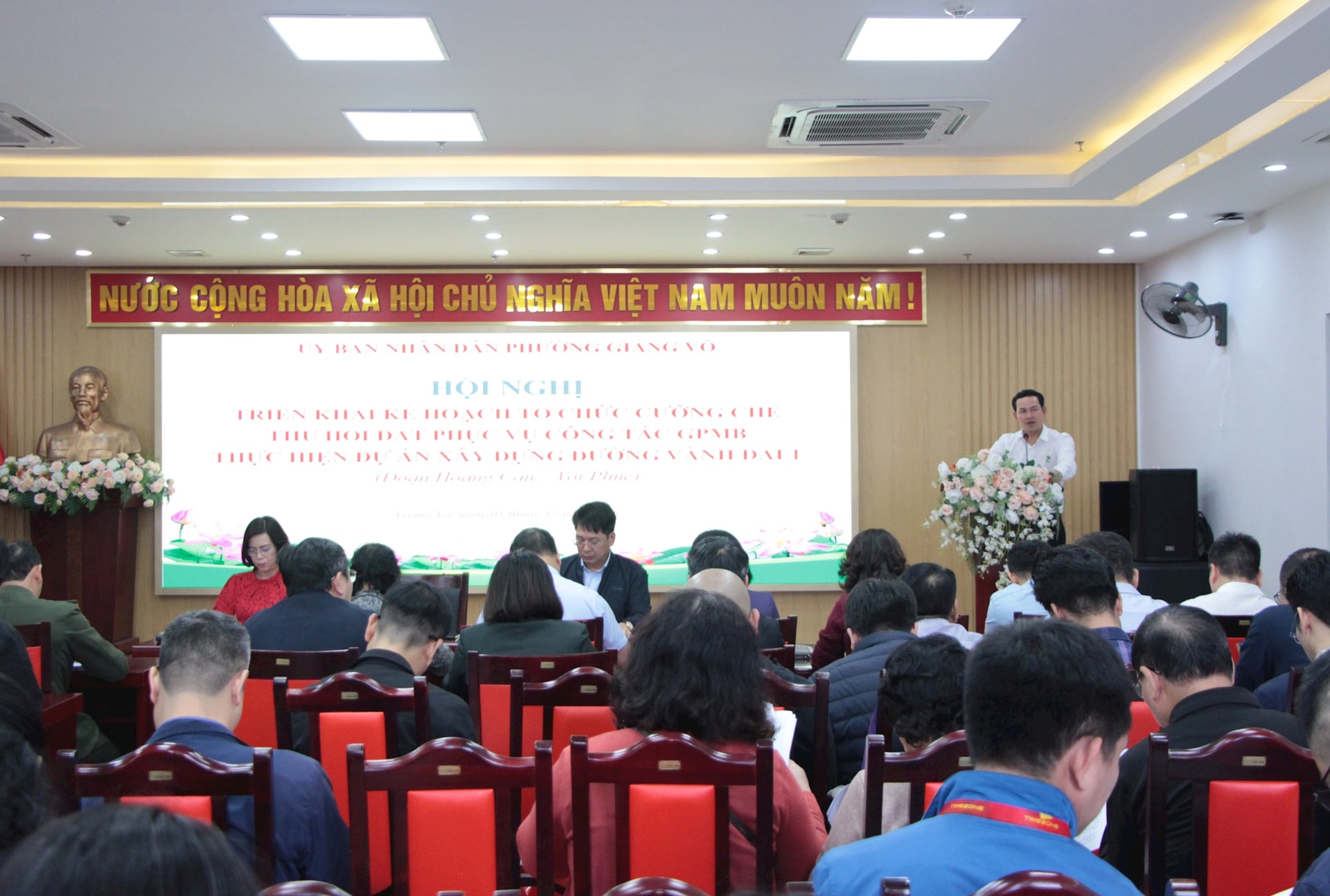 វួដ Giang Vo អនុវត្តផែនការពង្រឹងការបោសសំអាតទីតាំងសម្រាប់ផ្លូវក្រវ៉ាត់ក្រុងទី១ - រូបថត ១. Phường Giảng Võ triển khai kế hoạch cưỡng chế giải phóng mặt bằng đường Vành đai 1- Ảnh 1.