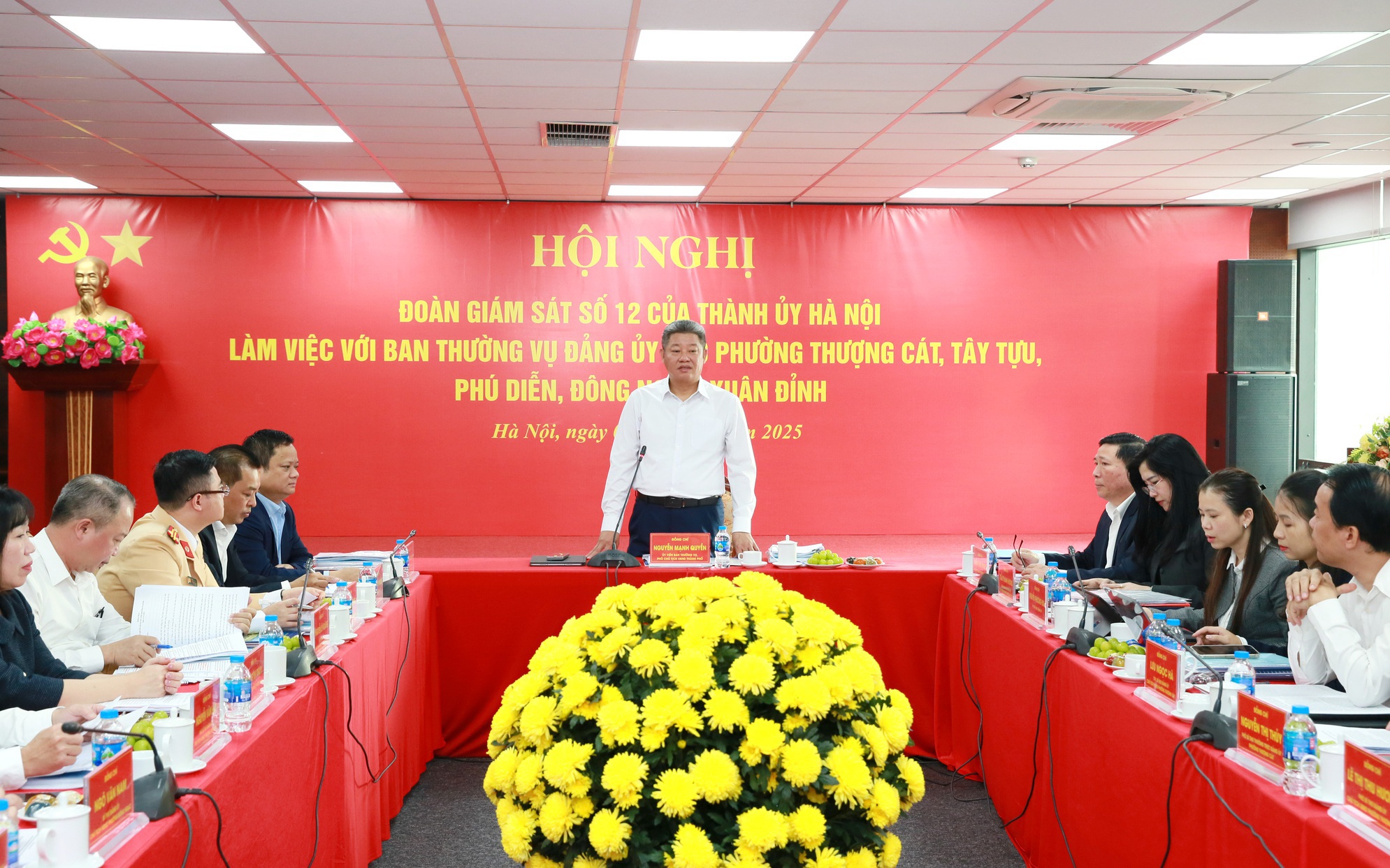 Đồng chí Nguyễn Mạnh Quyền, Ủy viên Ban Thường vụ Thành ủy, Phó Chủ tịch UBND Thành phố - Trưởng Đoàn giám sát số 12 của Thành ủy phát biểu tại buổi làm việc