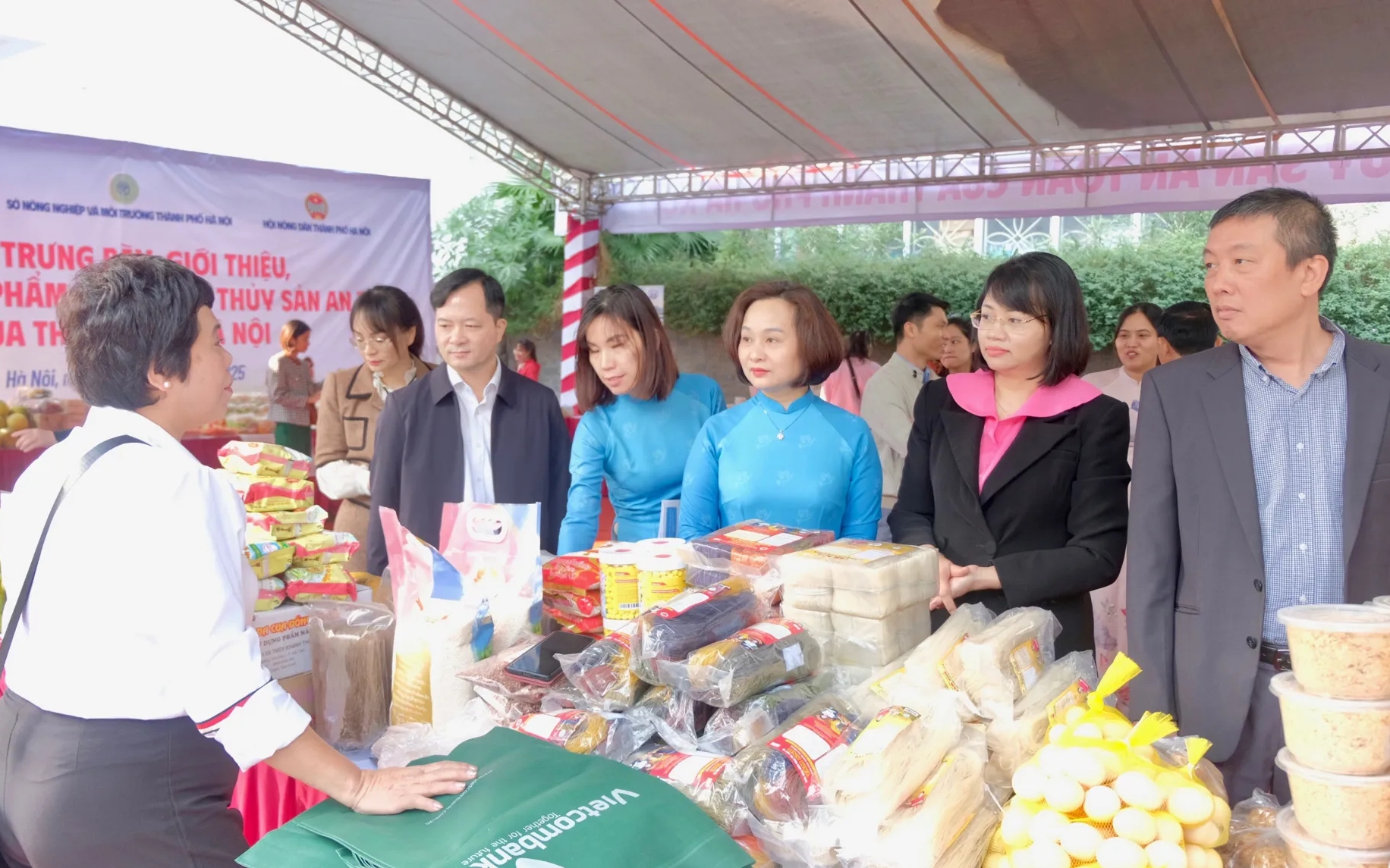 Đại diện các sở ngành của Hà Nội thăm gian hàng bên lề hội nghị