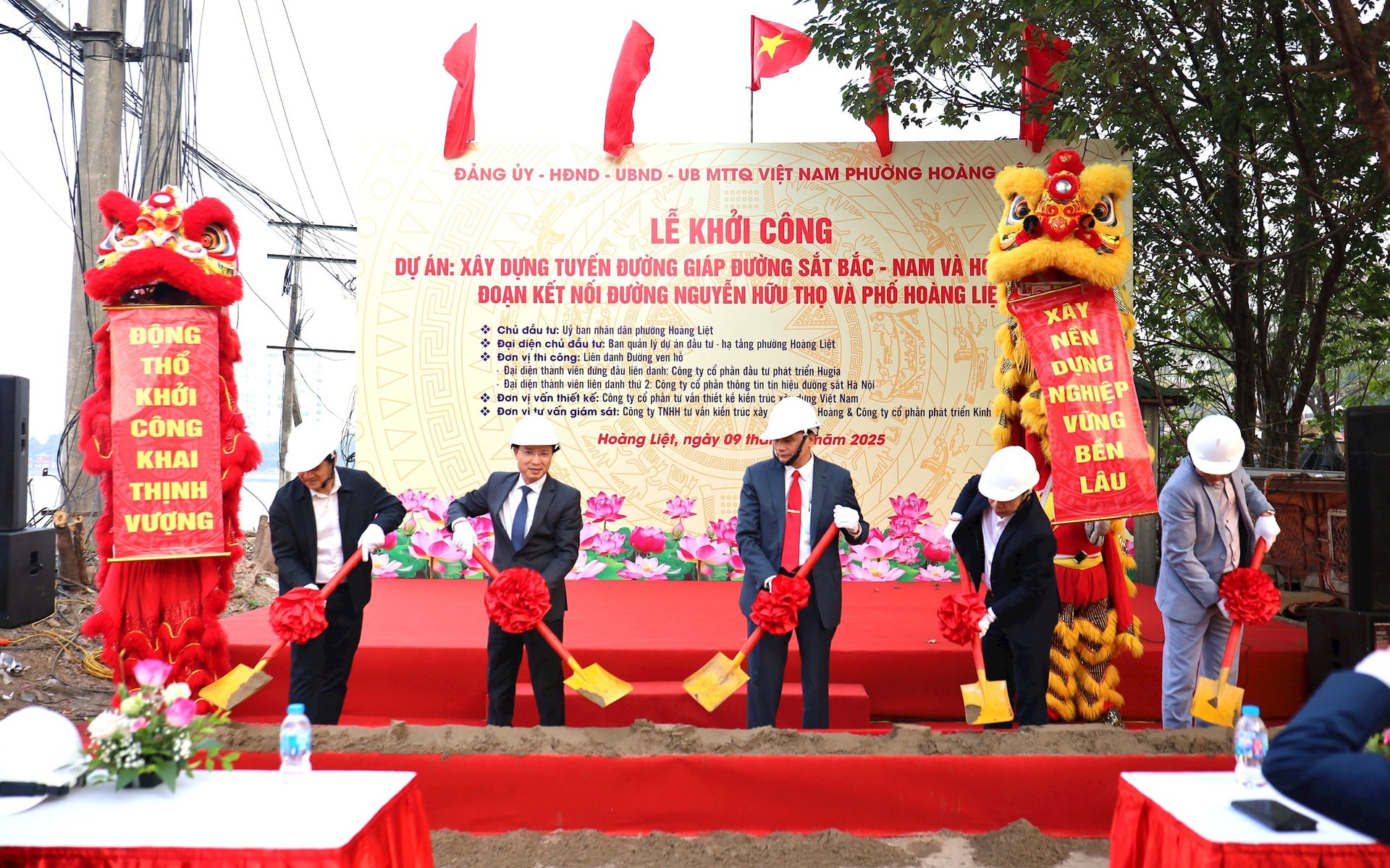 Οι εκπρόσωποι πραγματοποίησαν την τελετή έναρξης του έργου. Các đại biểu thực hiện nghi thức khởi công dự án