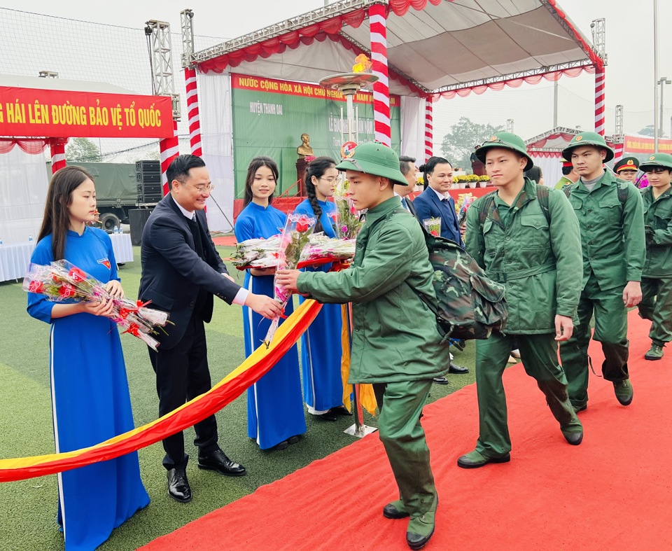 Hơn 100 tân binh huyện Thanh Oai hăng hái lên đường nhập ngũ- Ảnh 5.