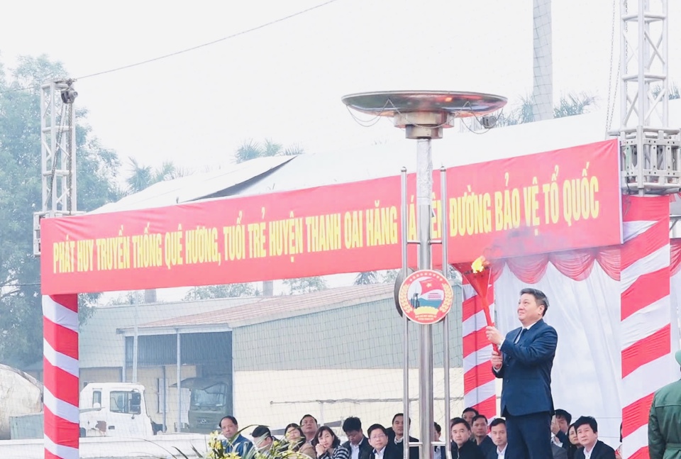 Hơn 100 tân binh huyện Thanh Oai hăng hái lên đường nhập ngũ- Ảnh 2.