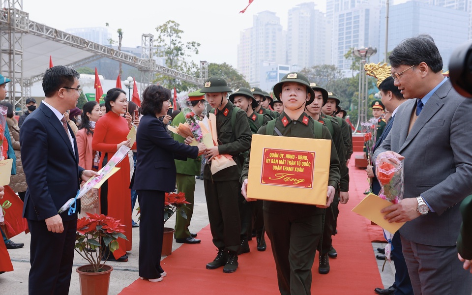 Lãnh đạo quận Thanh Xuân tặng hoa, quà, động viên các tân binh lên đường nhập ngũ