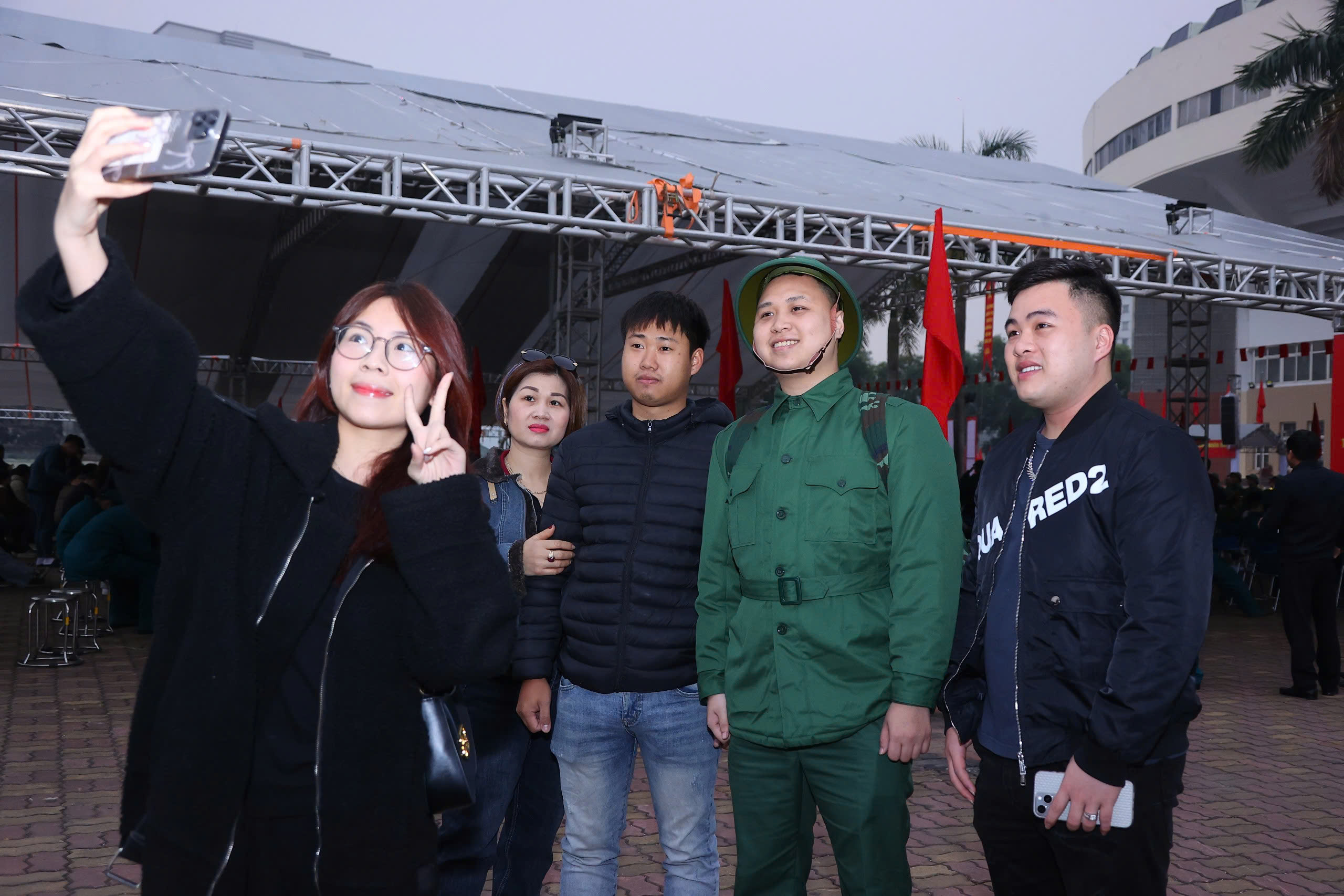 Những hình ảnh đẹp, thắm tình quân dân trong Ngày hội tòng quân tại Hà Nội- Ảnh 9.