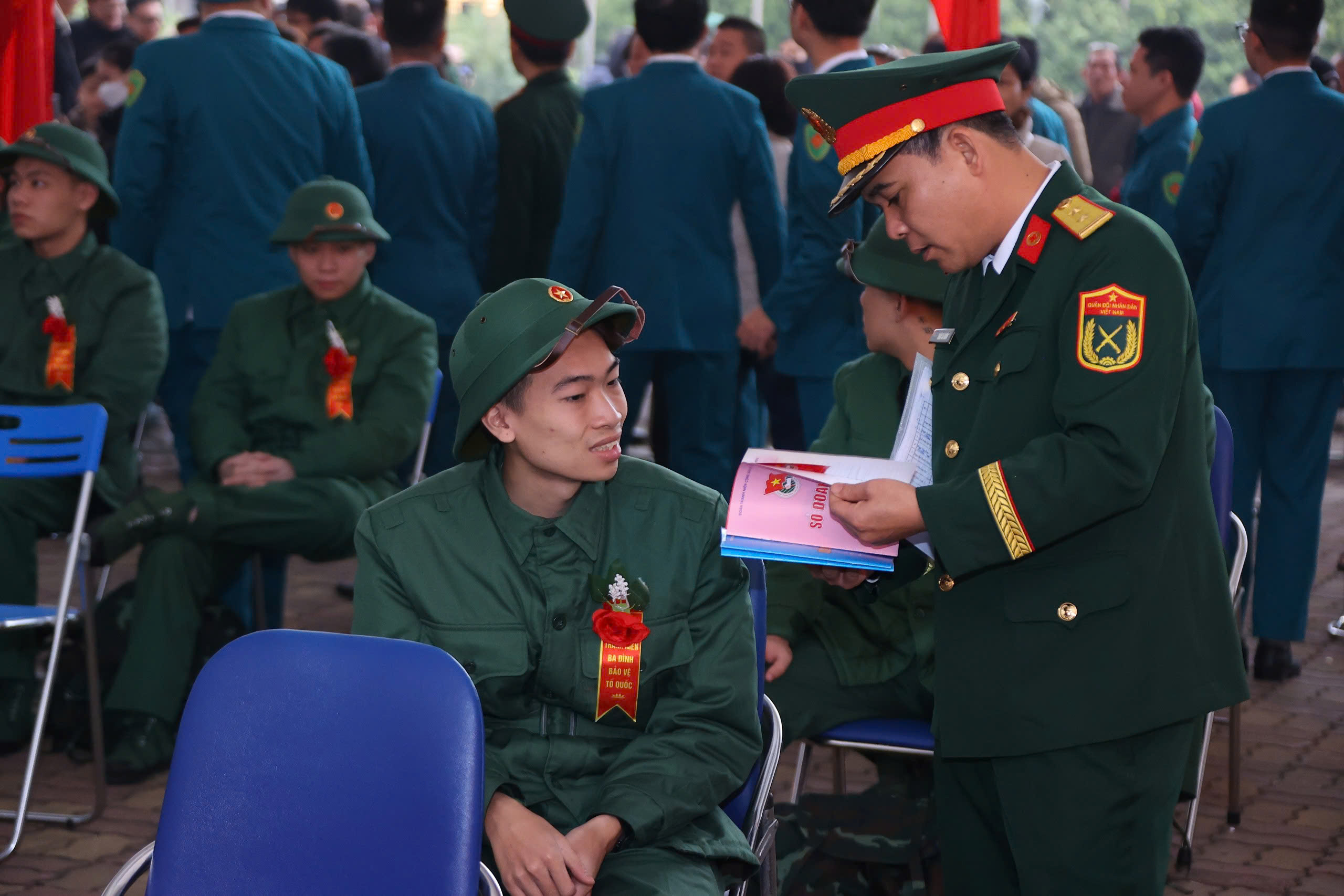 Những hình ảnh đẹp, thắm tình quân dân trong Ngày hội tòng quân tại Hà Nội- Ảnh 3.