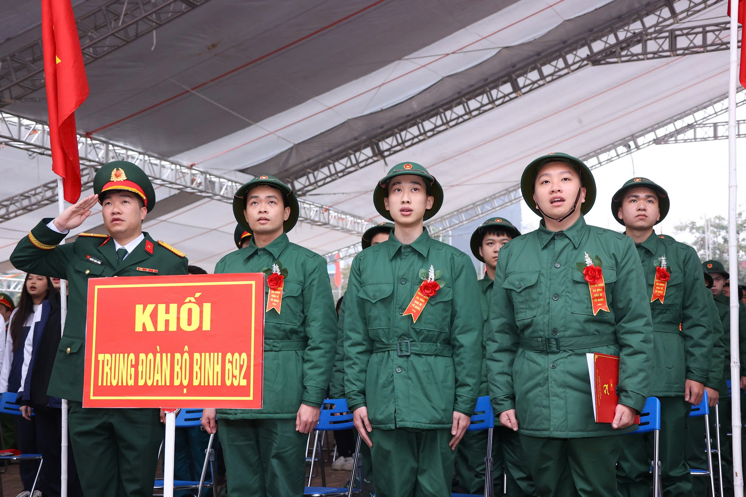 Những hình ảnh đẹp, thắm tình quân dân trong Ngày hội tòng quân tại Hà Nội- Ảnh 1.