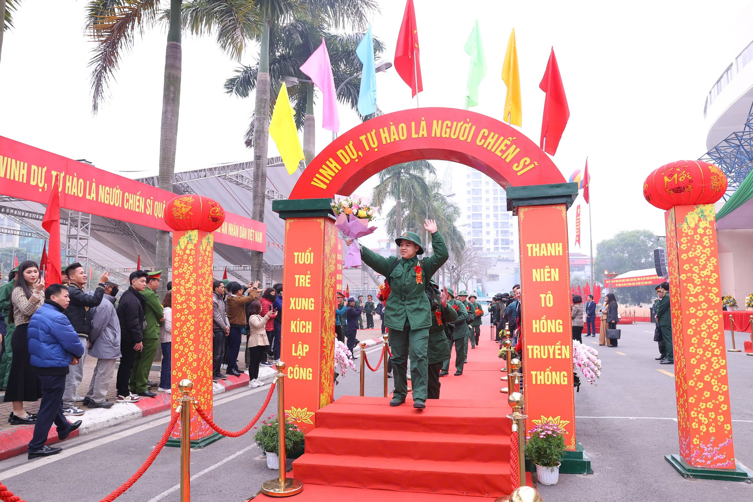 Những hình ảnh đẹp, thắm tình quân dân trong Ngày hội tòng quân tại Hà Nội- Ảnh 6.