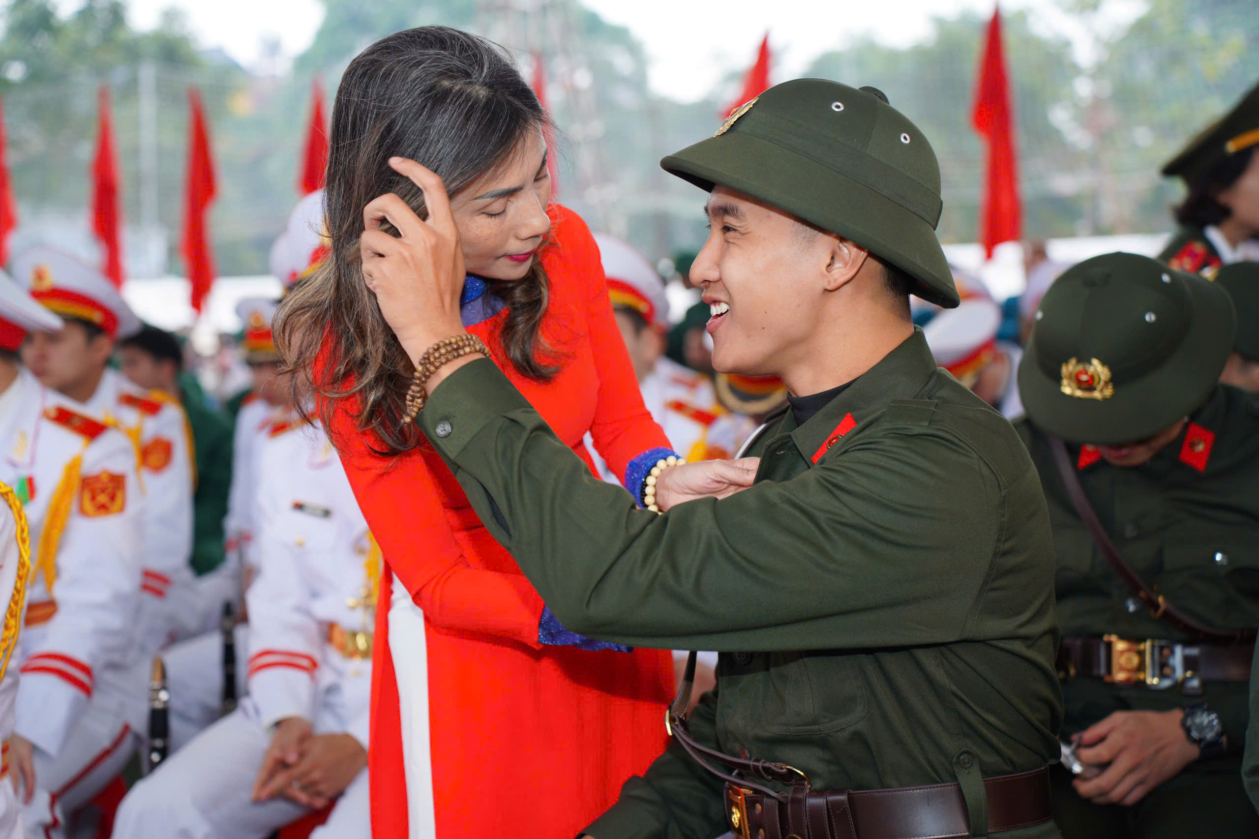 Những hình ảnh đẹp, thắm tình quân dân trong Ngày hội tòng quân tại Hà Nội- Ảnh 4.