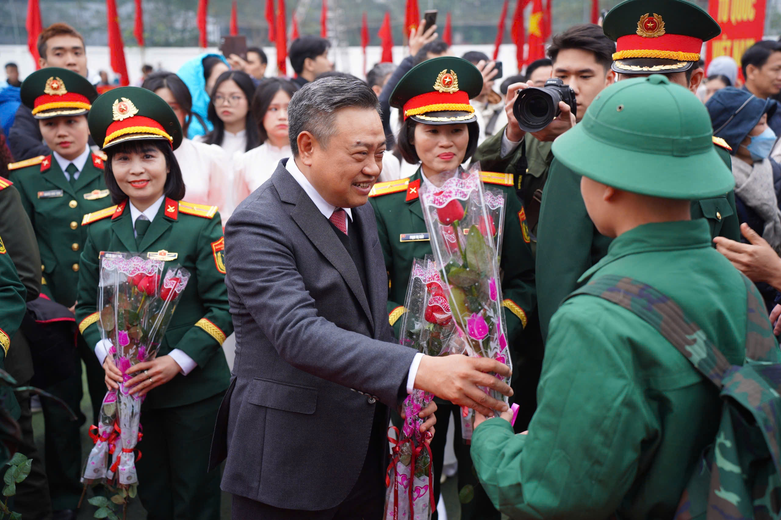 Những hình ảnh đẹp, thắm tình quân dân trong Ngày hội tòng quân tại Hà Nội- Ảnh 5.
