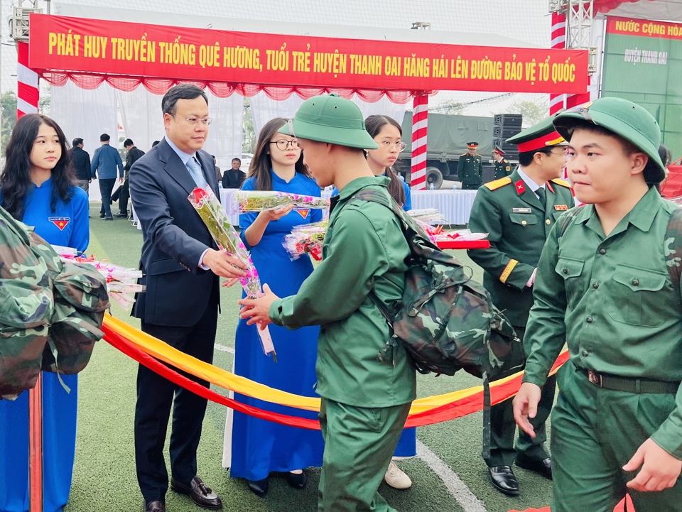 Hơn 100 tân binh huyện Thanh Oai hăng hái lên đường nhập ngũ- Ảnh 6.