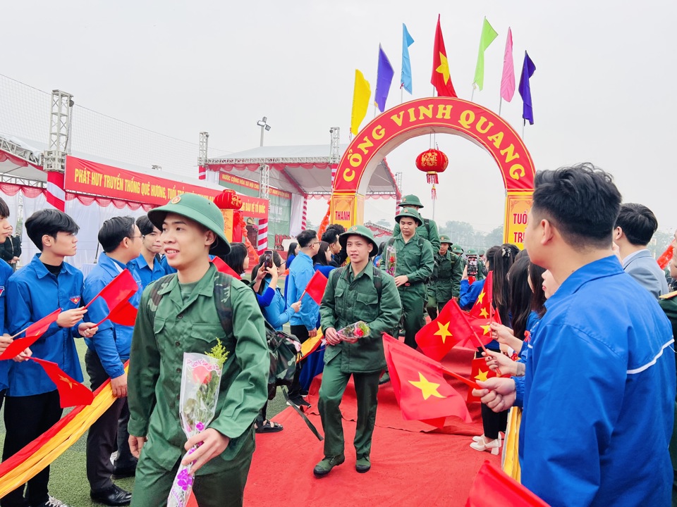 Hơn 100 tân binh huyện Thanh Oai hăng hái lên đường nhập ngũ- Ảnh 7.