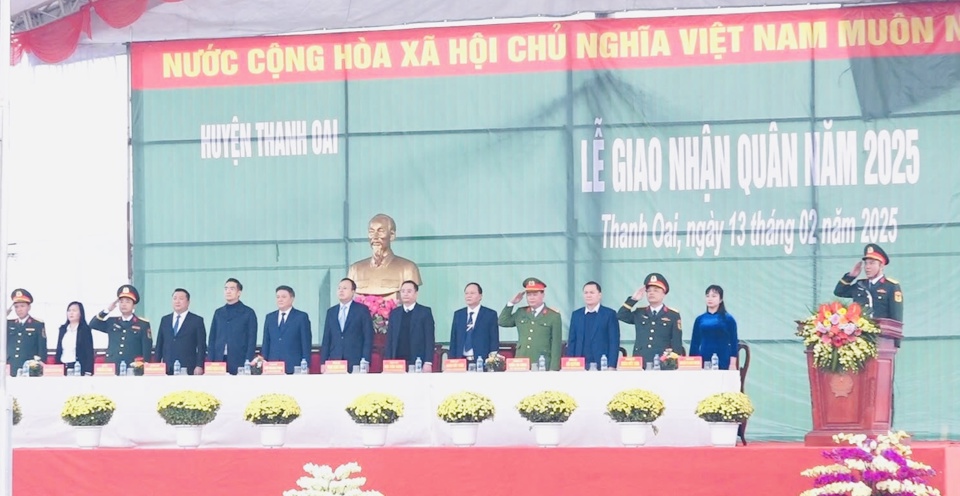 Hơn 100 tân binh huyện Thanh Oai hăng hái lên đường nhập ngũ- Ảnh 1.