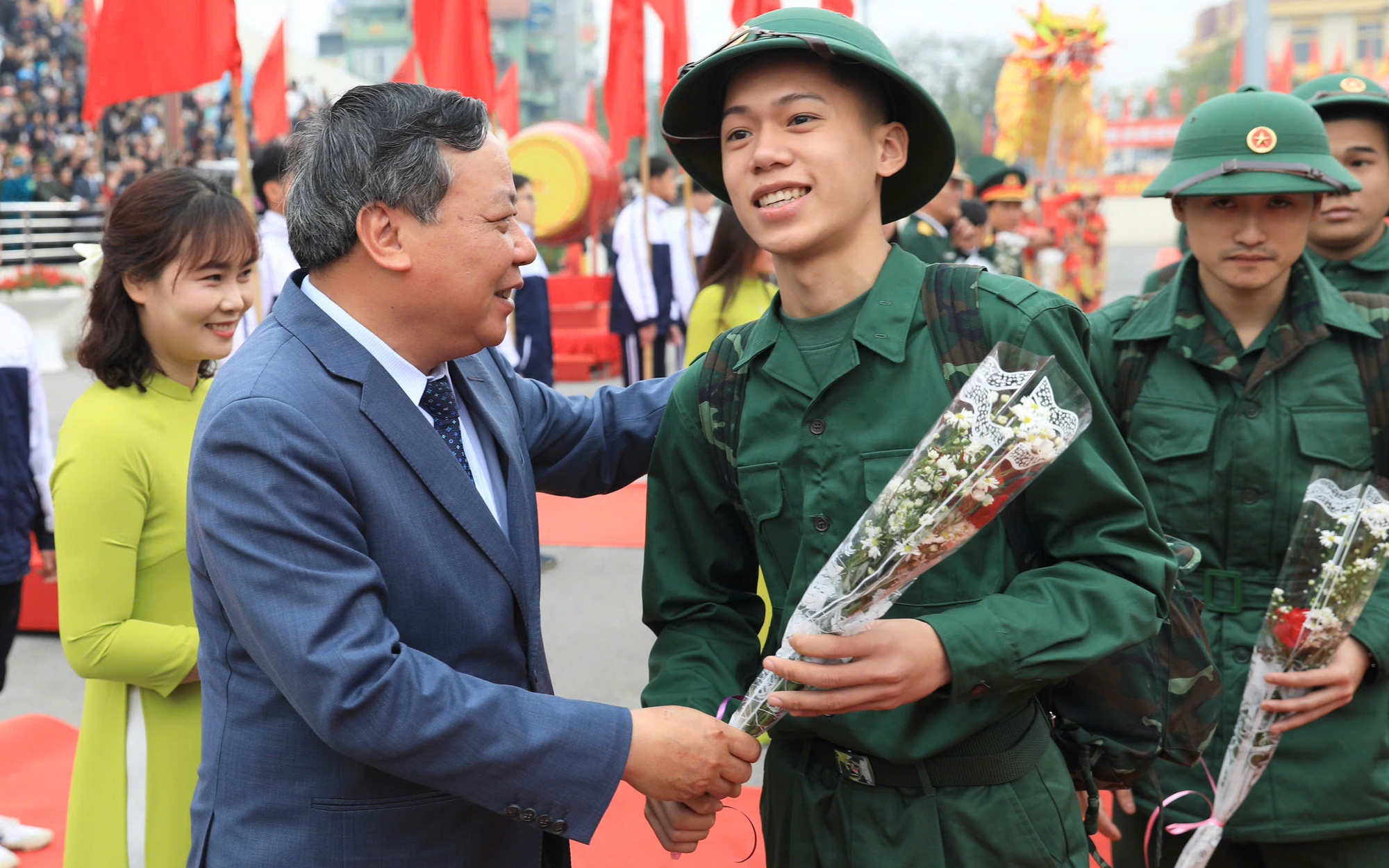 Hanoi Vice Party Chief attends Thanh Tri District military handover ceremony- Ảnh 1. Phó Bí thư Thường trực Thành ủy Nguyễn Văn Phong tặng hoa, động viên tân binh huyện Thanh Trì lên đường nhập ngũ