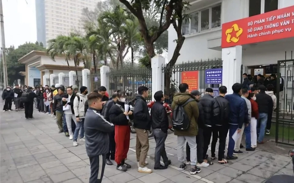 Người dân chờ đợi làm thủ tục cấp đổi giấy phép lái xe tại bộ phận "Một cửa" của Sở Giao thông vận tải Hà Nội