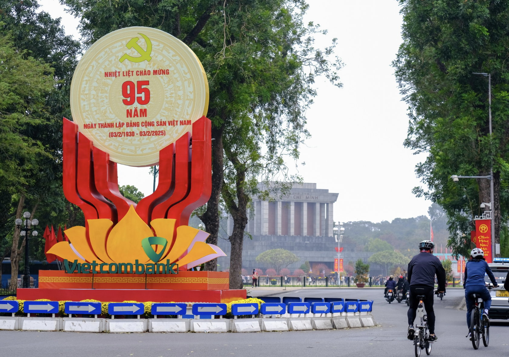 Hà Nội rực rỡ cờ hoa chào mừng 95 năm Ngày thành lập Đảng Cộng sản Việt Nam- Ảnh 1.