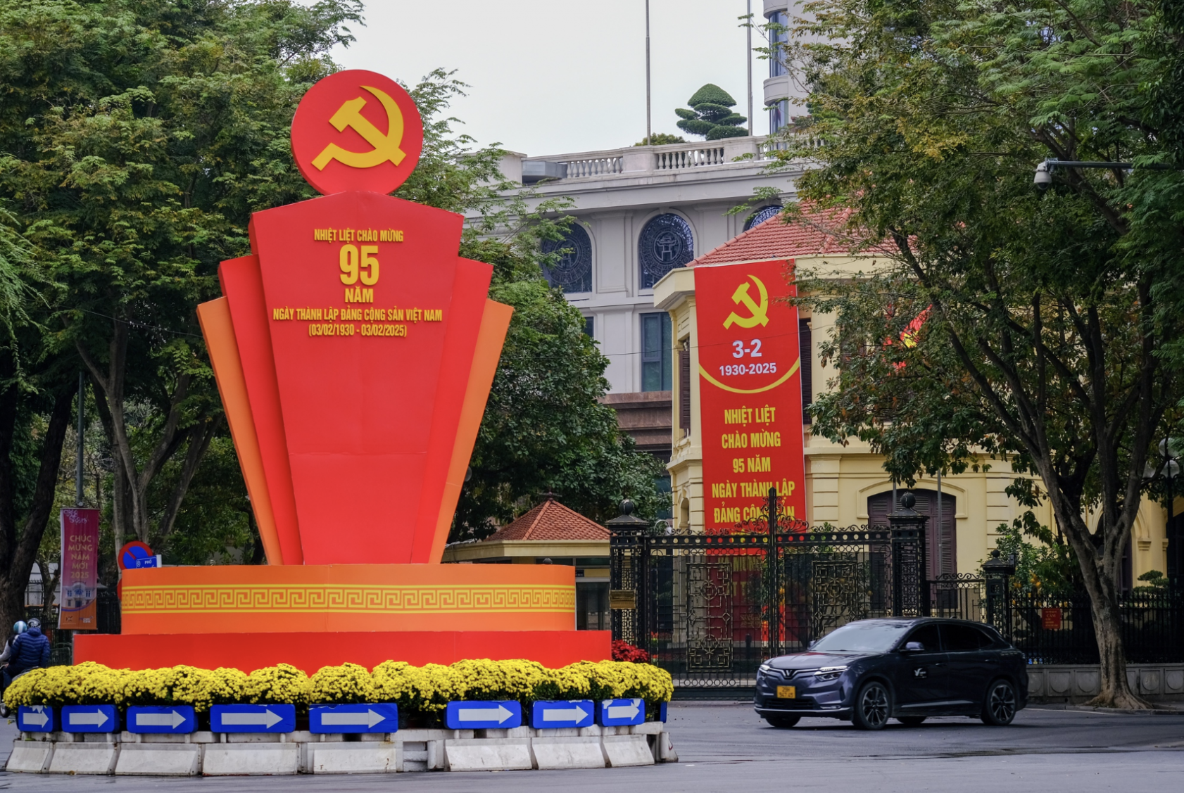 Hà Nội rực rỡ cờ hoa chào mừng 95 năm Ngày thành lập Đảng Cộng sản Việt Nam- Ảnh 4.