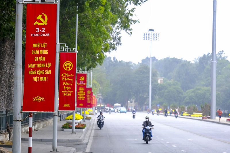 Hà Nội rực rỡ cờ hoa chào mừng 95 năm Ngày thành lập Đảng Cộng sản Việt Nam- Ảnh 3.